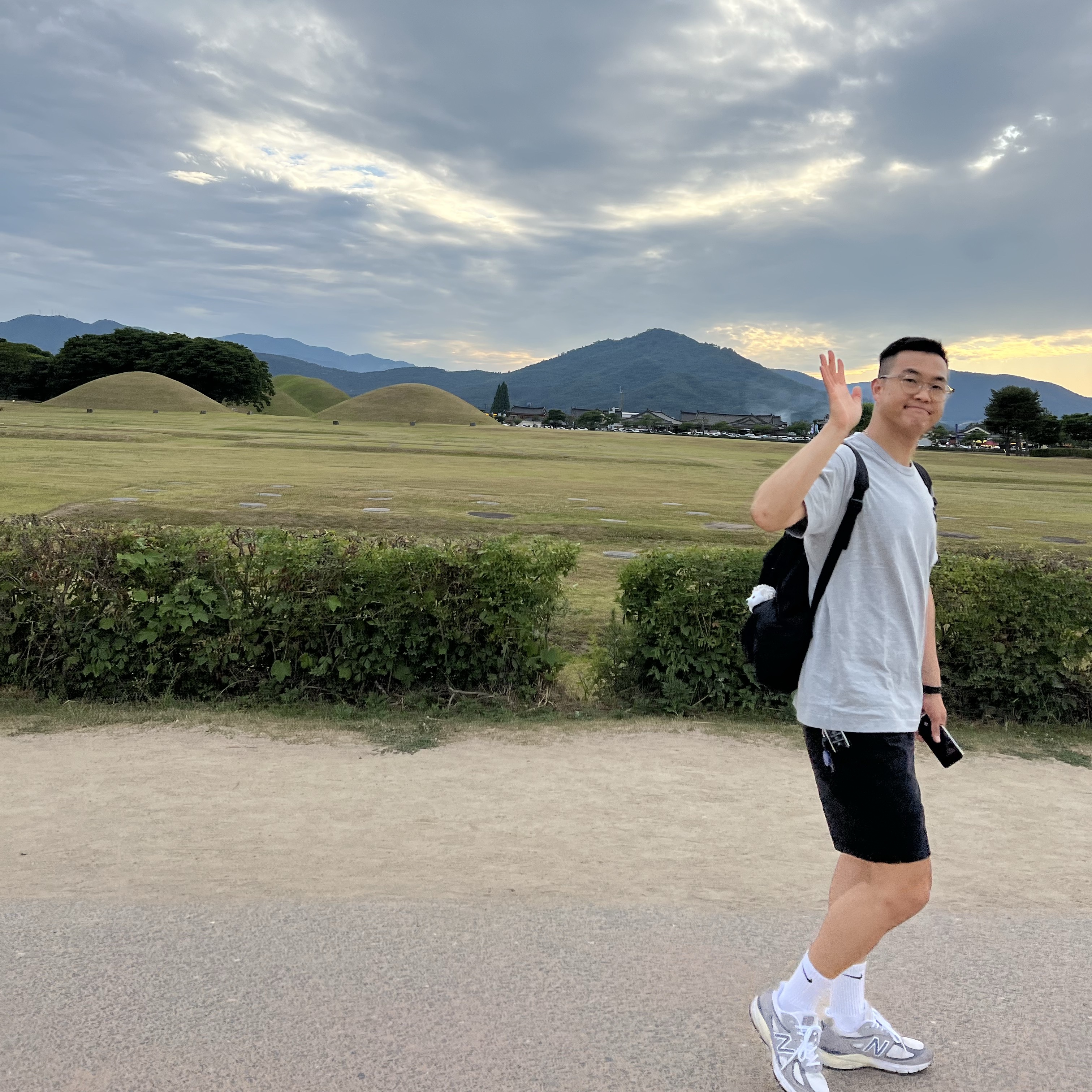 New Balance 990v4 Made in USA Gray Suede 착용 스타일