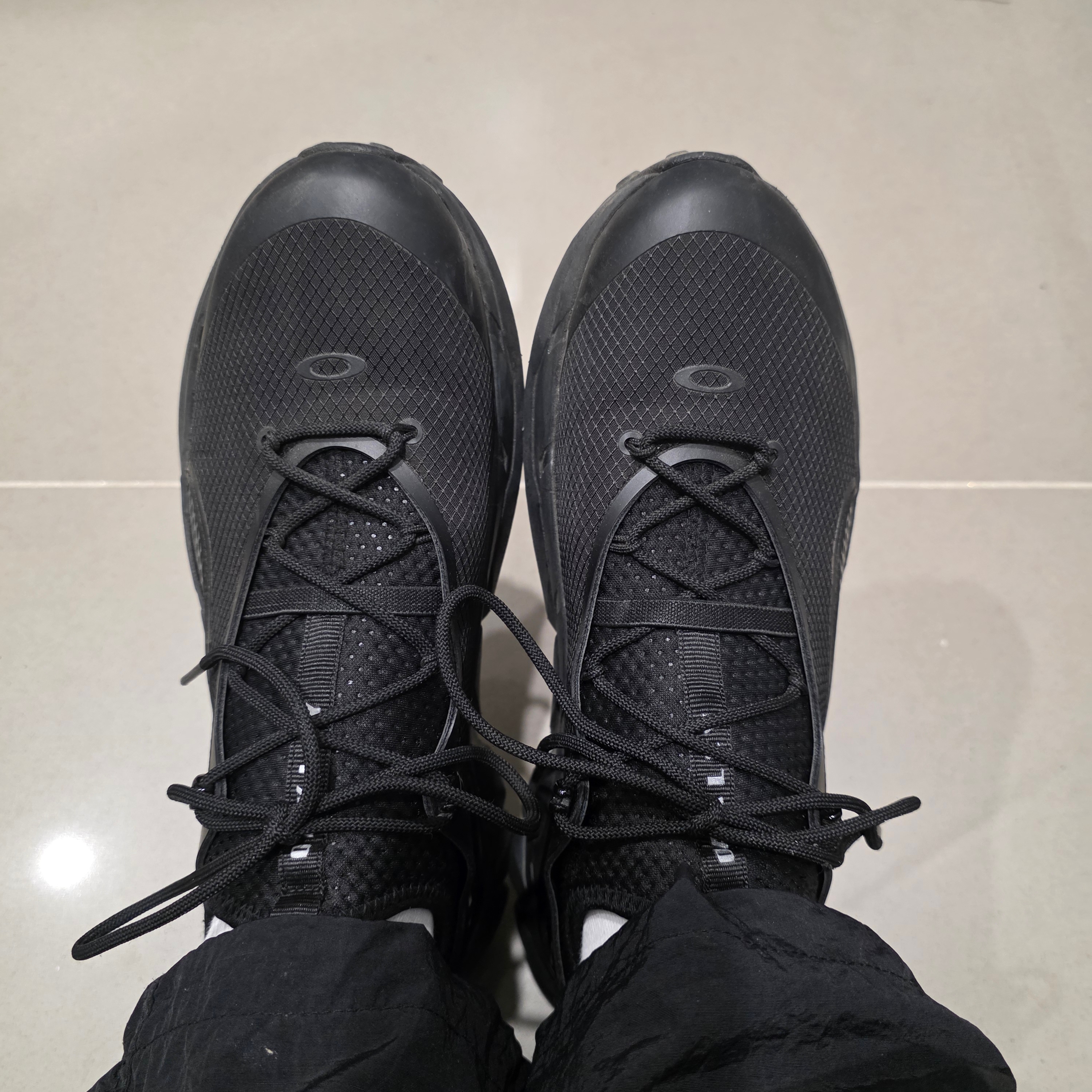 Oakley Light Shield Triple Black 착용 스타일 - 2