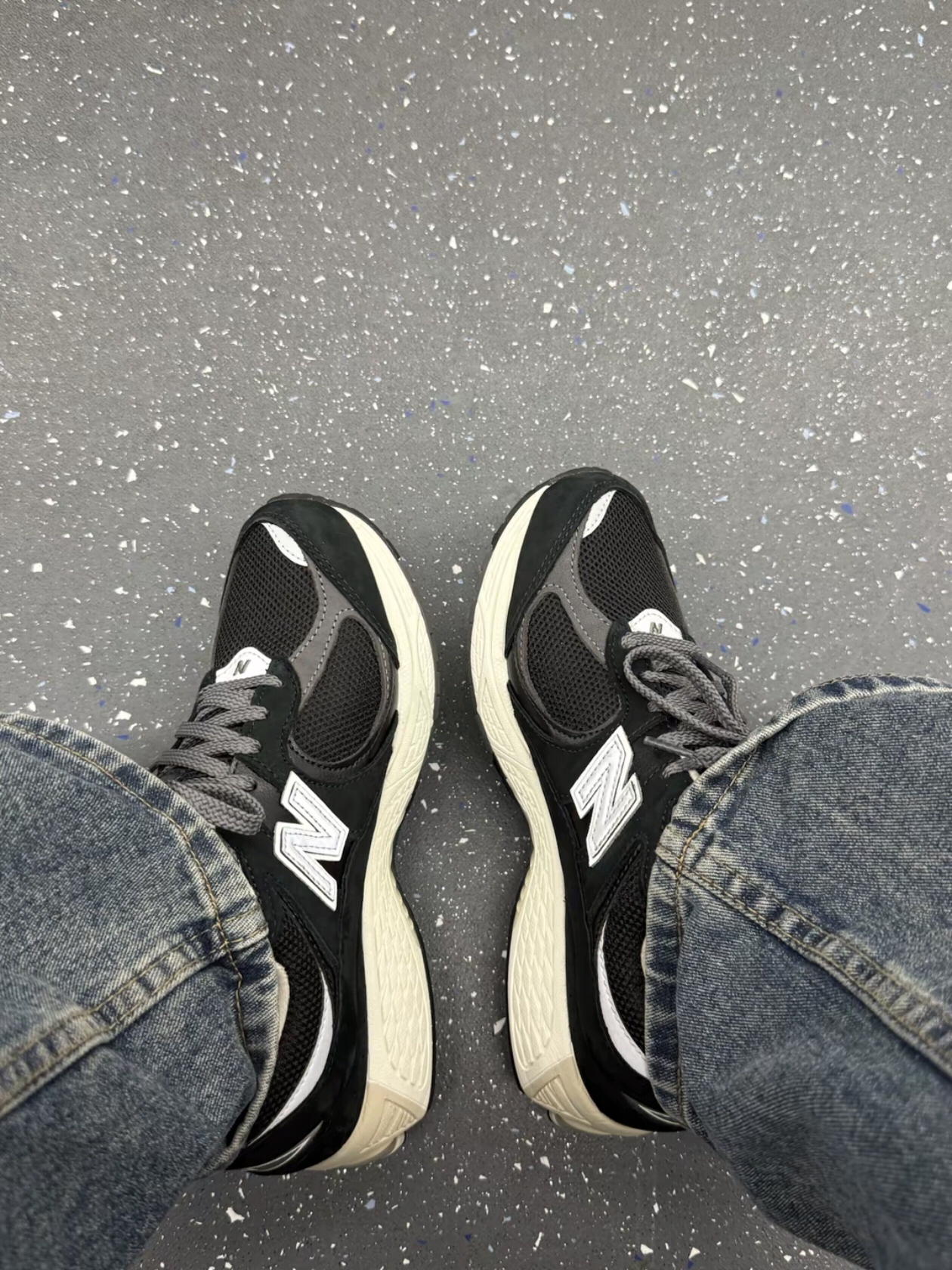 New Balance 2002R Premium Vintage Black 착용 스타일