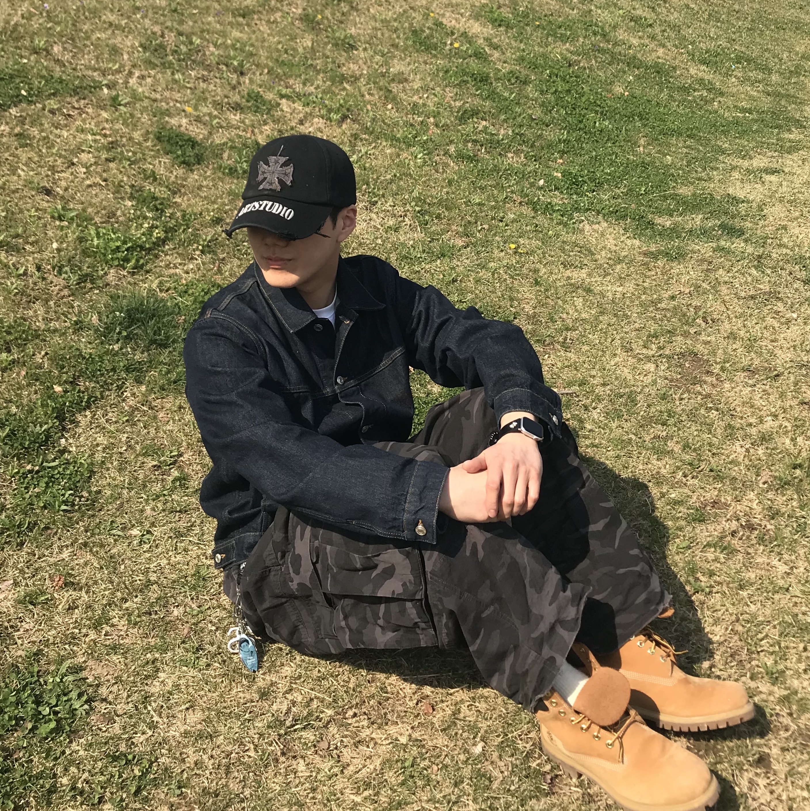 Stussy Denim Trucker Jacket Rinsed Indigo, Undermycar Mu.53 Anti Fxxking Logo Play Big Cargo Rip-Camo Pants Camo Gray 착용 스타일 - 2