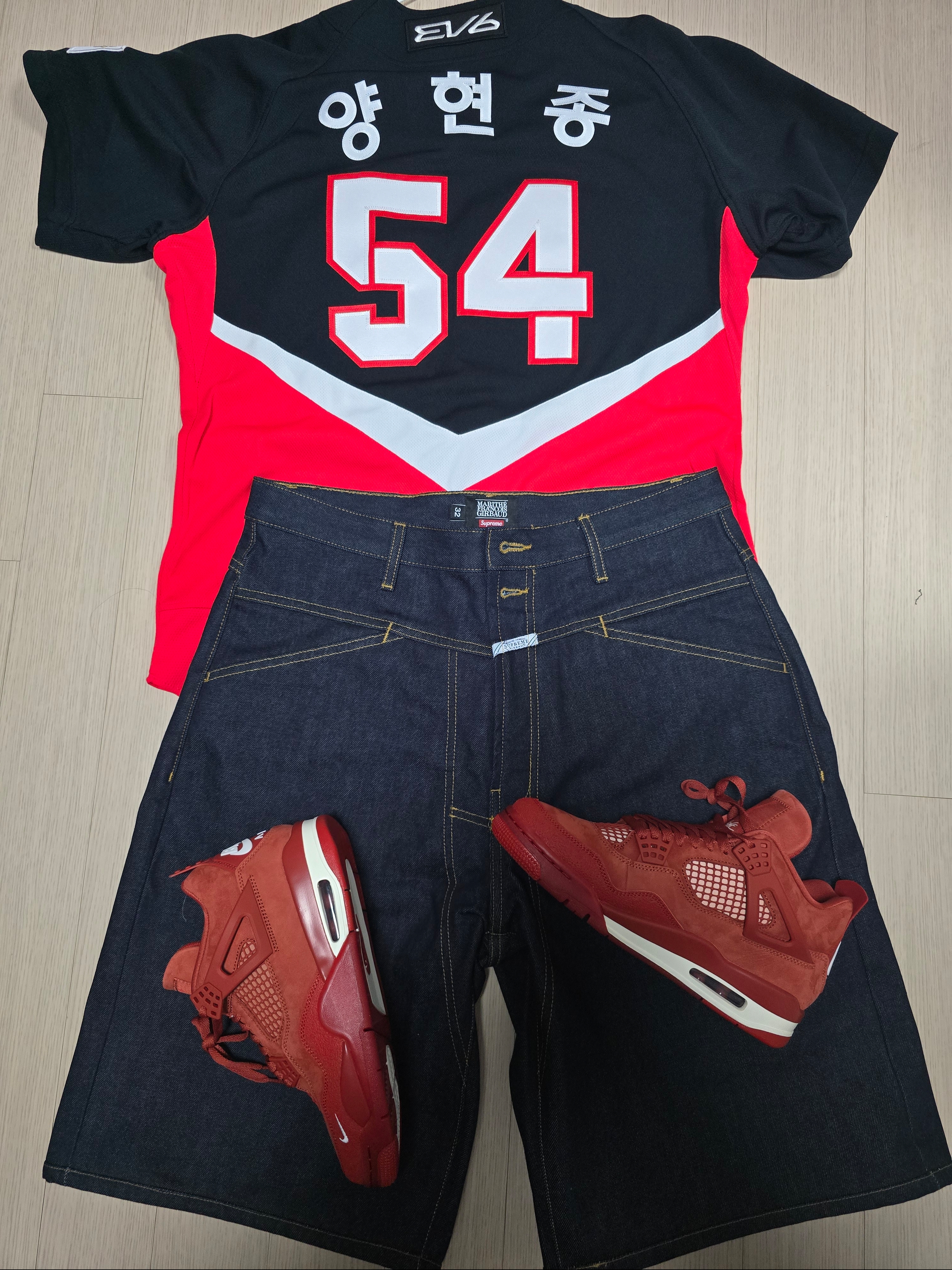 Kia Tigers x IAB Studio 24 Authentic Away Uniform Black (Non Marking Ver.), Supreme x Marithe Francois Girbaud X-Seam Baggy Denim Shorts Rigid Indigo - 25SS 착용 스타일 - 1