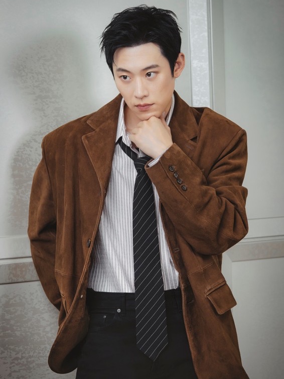 STU Goat Suede Blazer Brown, STU Embroidery Stripe Shirt Coral 착용 스타일 - 1
