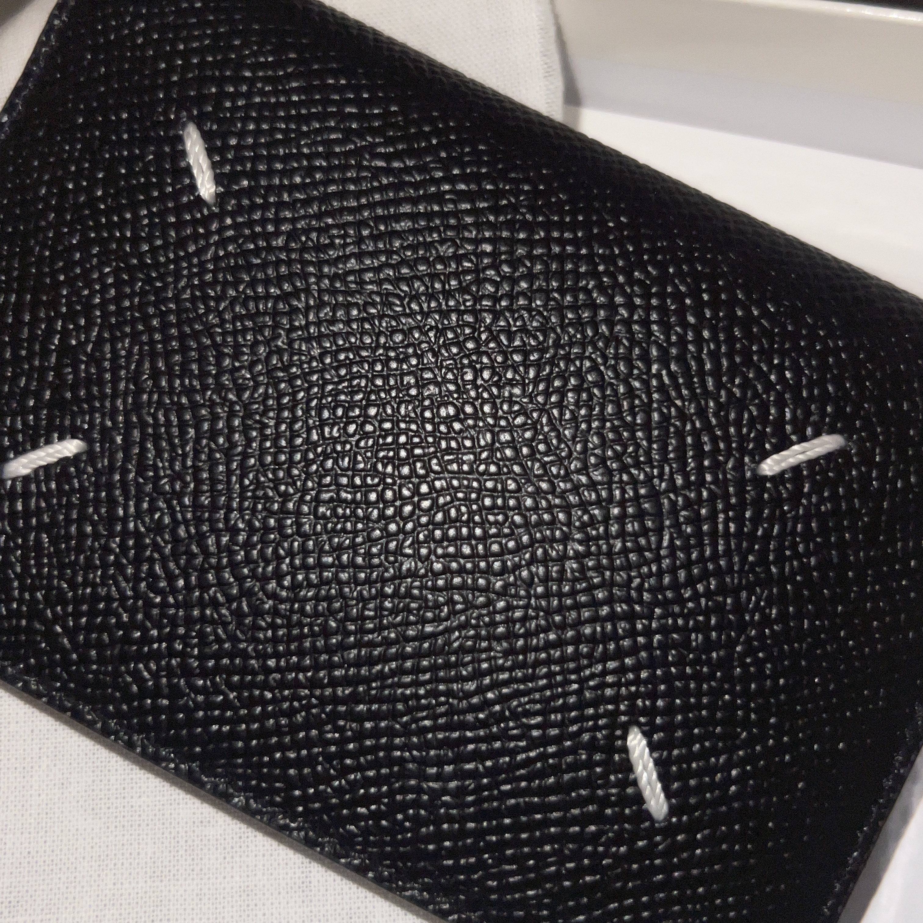 Maison Margiela Leather Bi-Fold Card Holder Black 착용 스타일 - 1