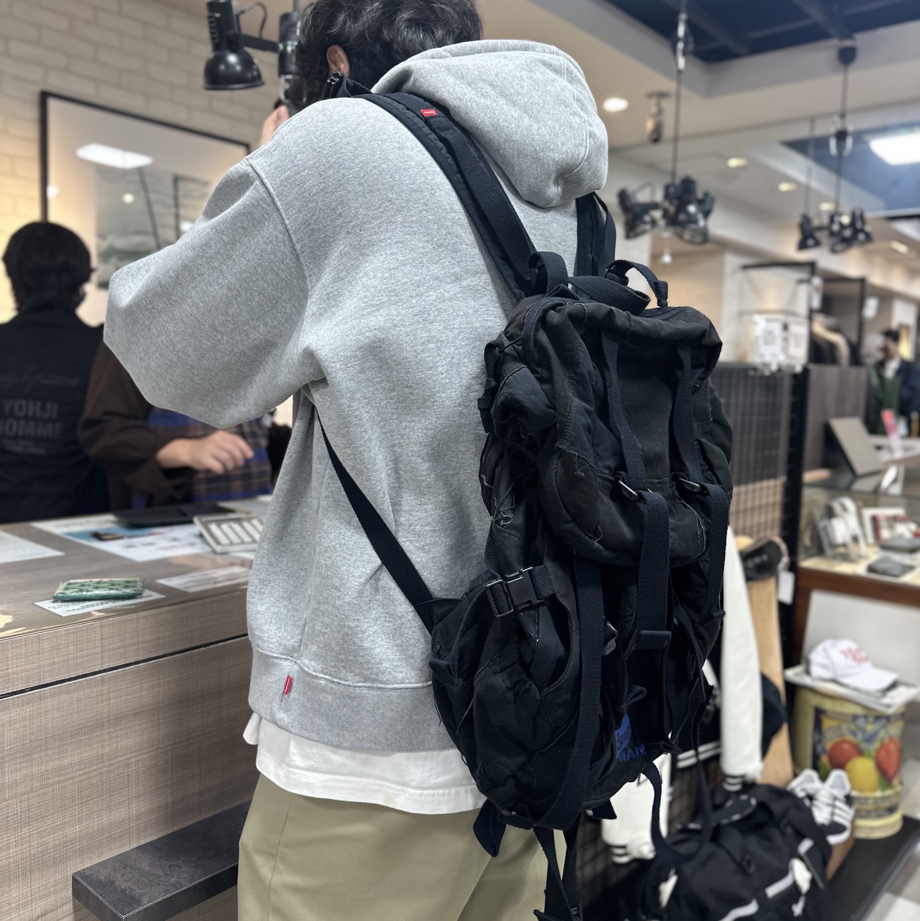 Supreme x Comme des Garcons Junya Watanabe Man Patchwork Backpack Black - 21FW, Supreme x Burberry Box Logo Hooded Sweatshirt Heather Grey - 22SS 착용 스타일