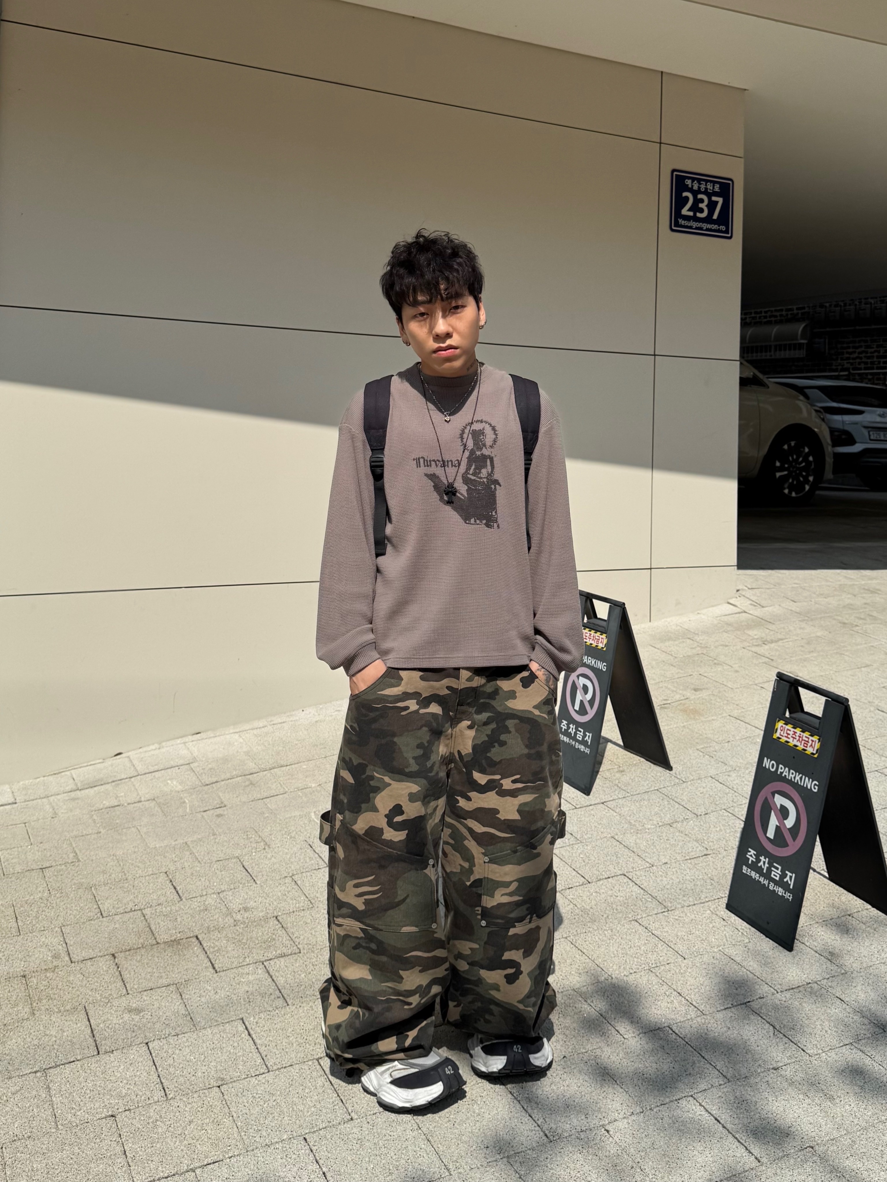 Balenciaga Cargo Sneakers White Grey, Chrome Hearts Silichrome CH Cross Pendant Black 2022/2023/2025 착용 스타일 - 6