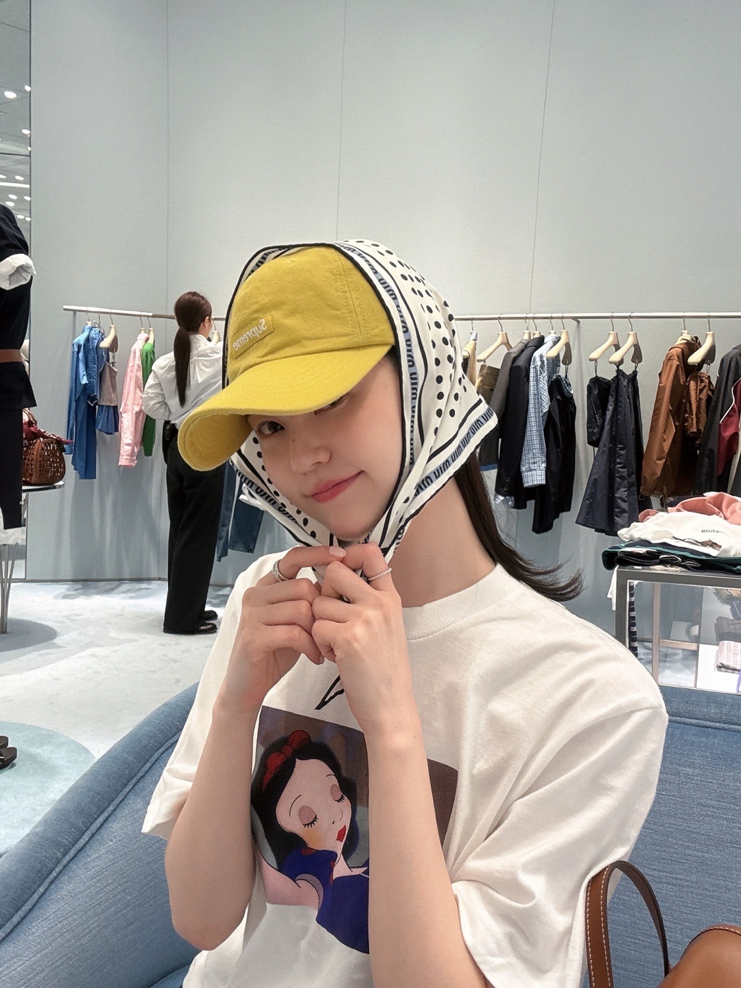 Supreme Cordura Denim Small Box 6-Panel Yellow - 24SS, Supreme Snow White T-Shirt White - 24FW 착용 스타일 - 3
