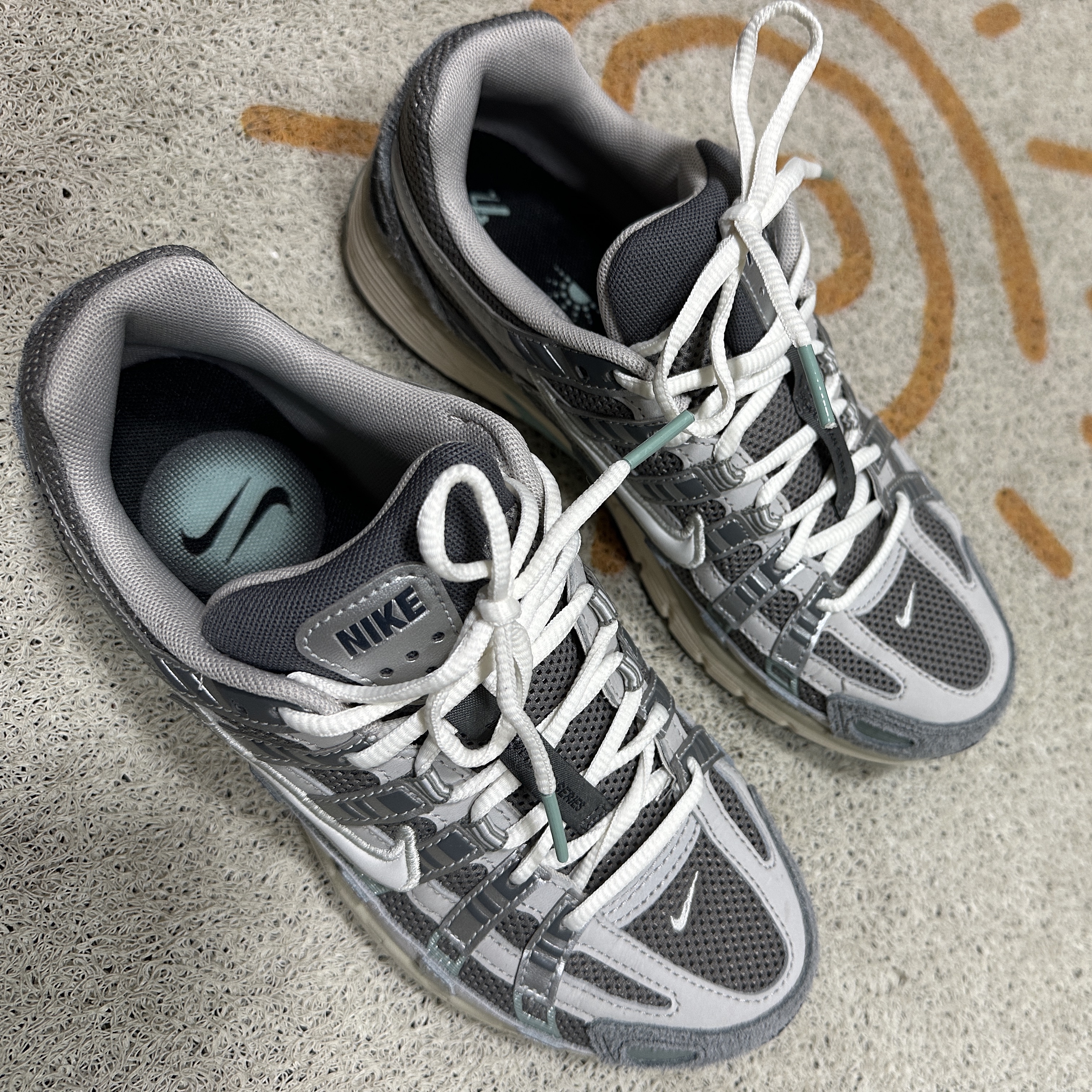 Nike P-6000 Flat Pewter Light Iron Ore 착용 스타일