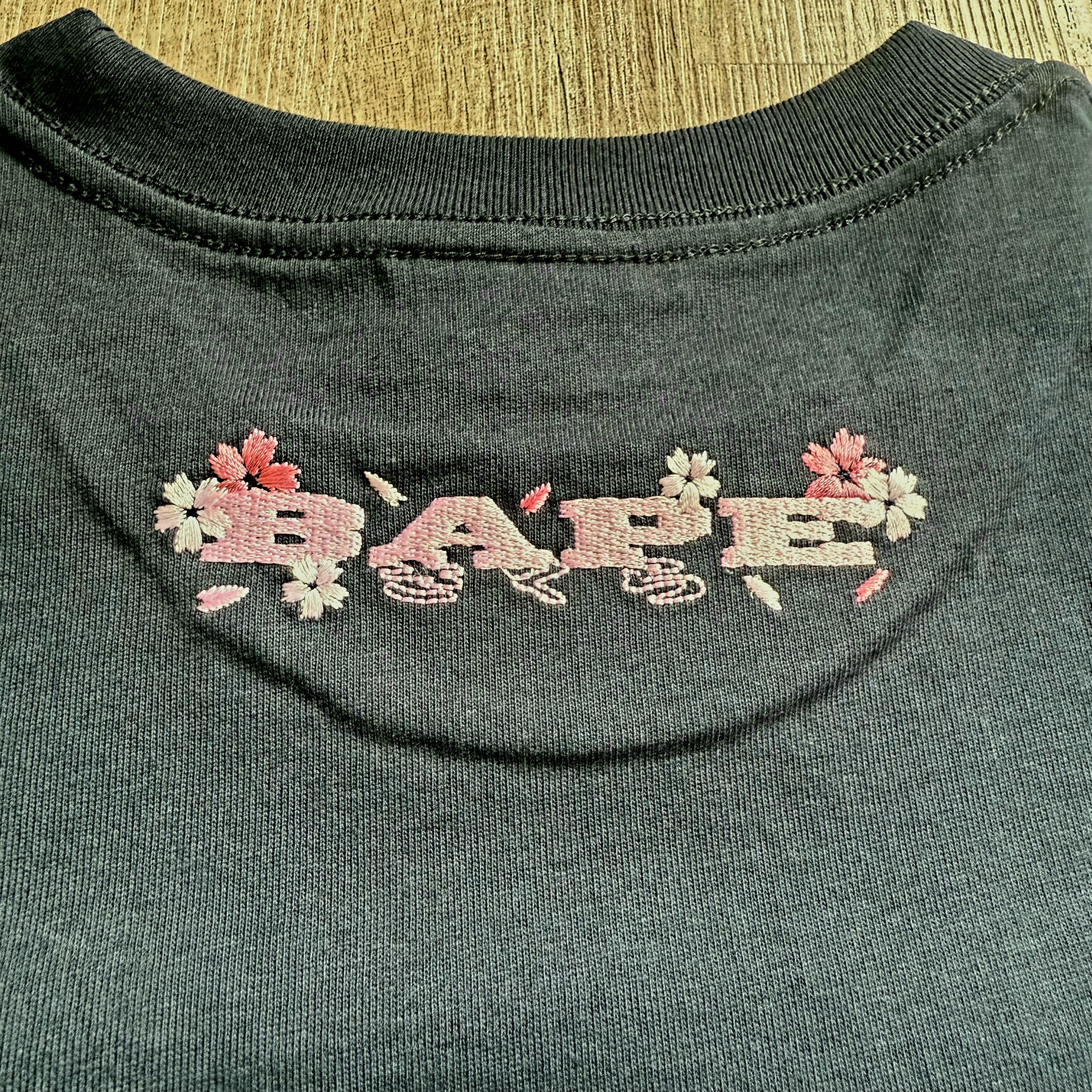 BAPE Japan Sakura T-Shirt Navy 착용 스타일 - 3
