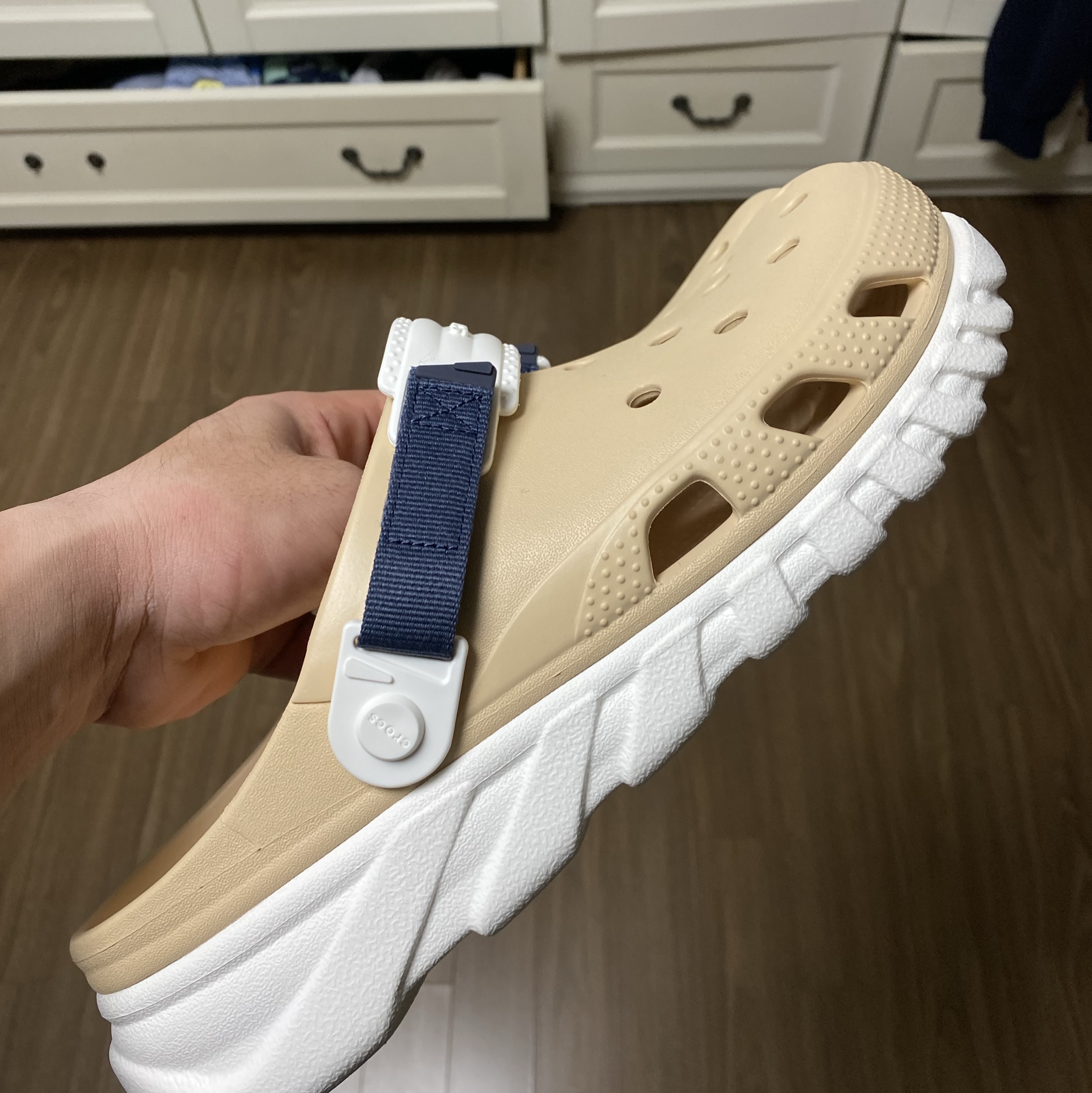 Crocs Duet Max II Clog Shitake 착용 스타일 - 1