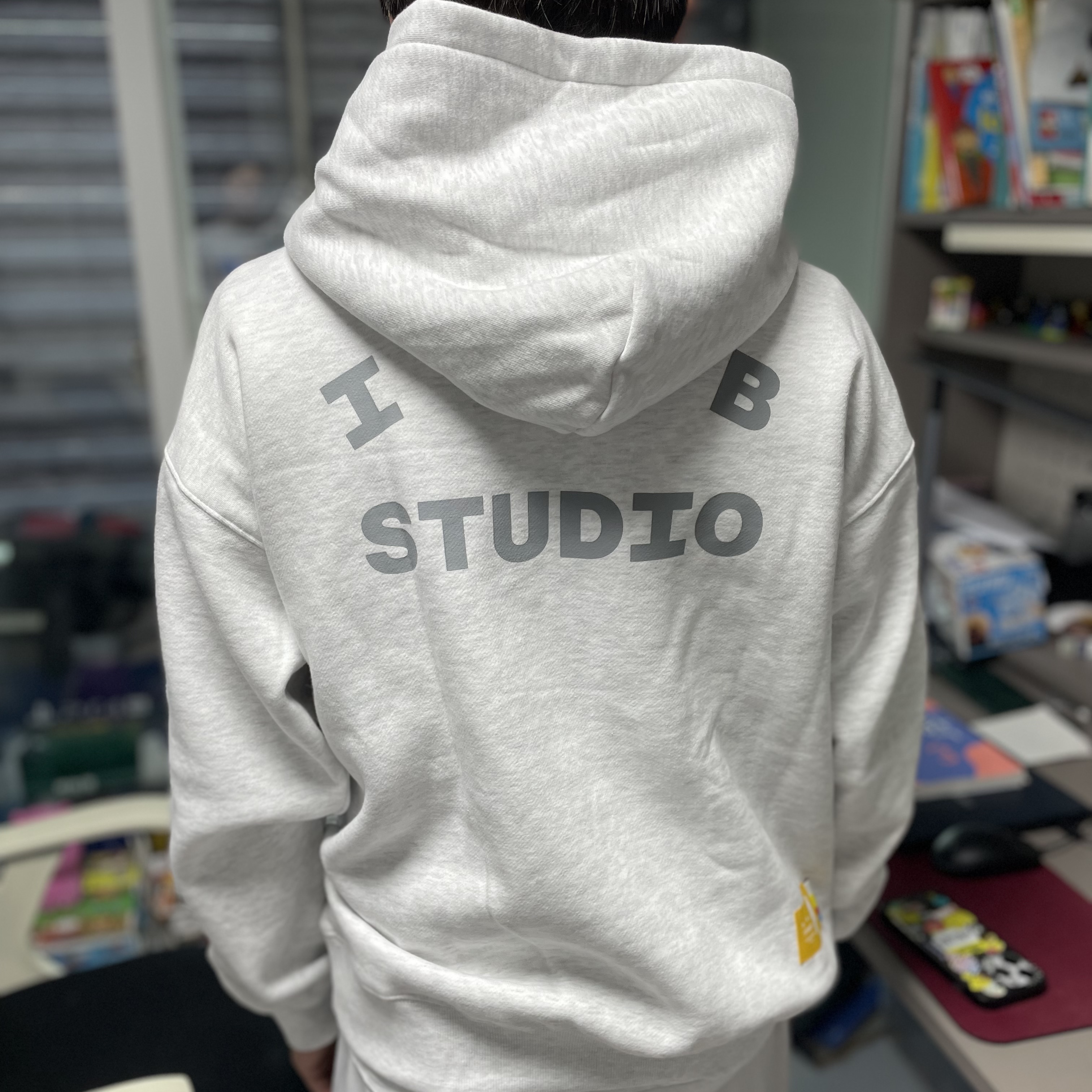 IAB Studio Hoodie Light Gray 착용 스타일 - 2