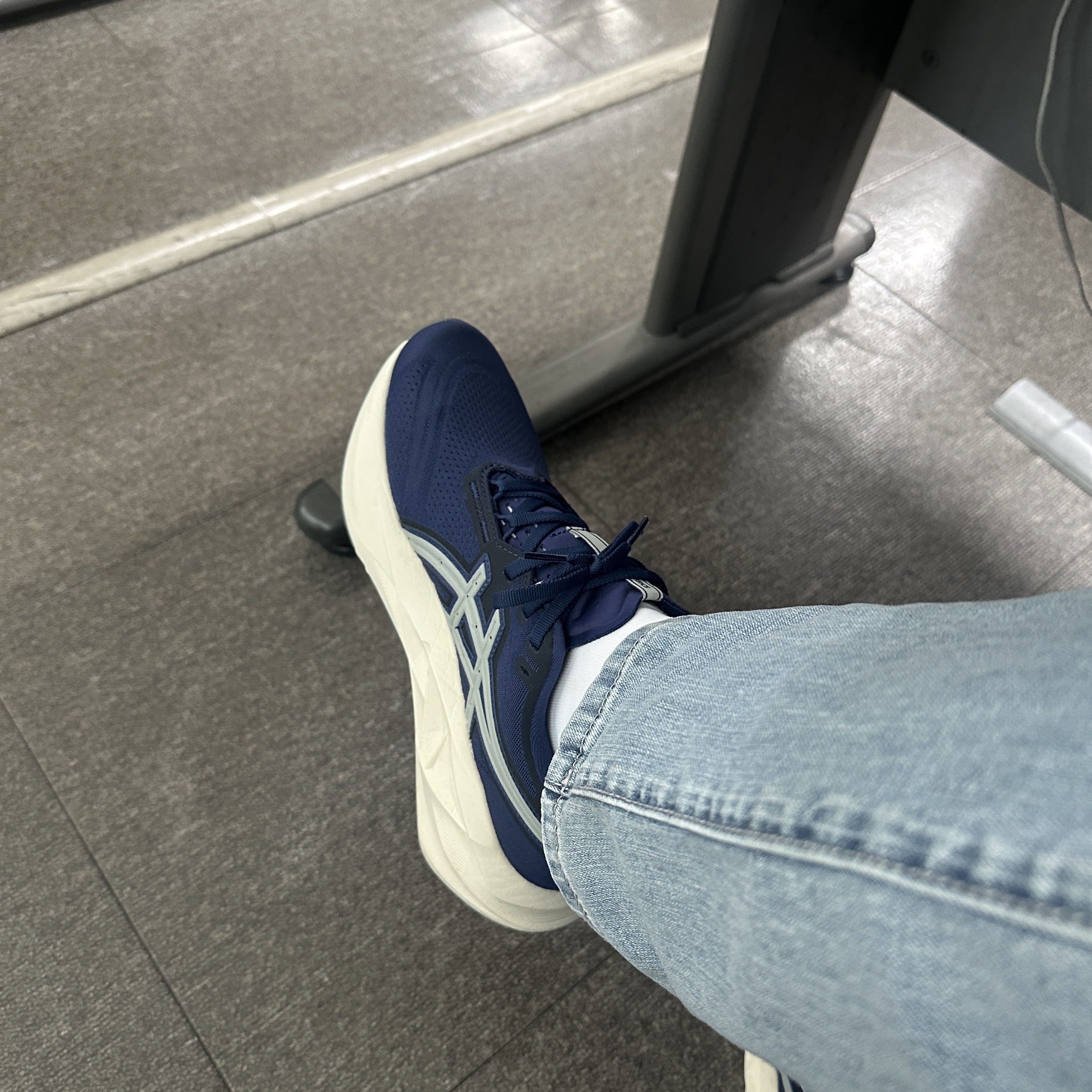 Asics Novablast 5 Indigo Blue Seal Grey 착용 스타일