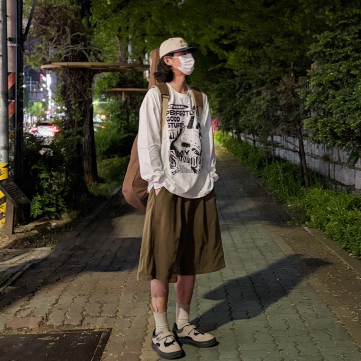 DEFYCLUBROBBERS My Companion Long Sleeve Stratocaster White 착용 스타일 - 2