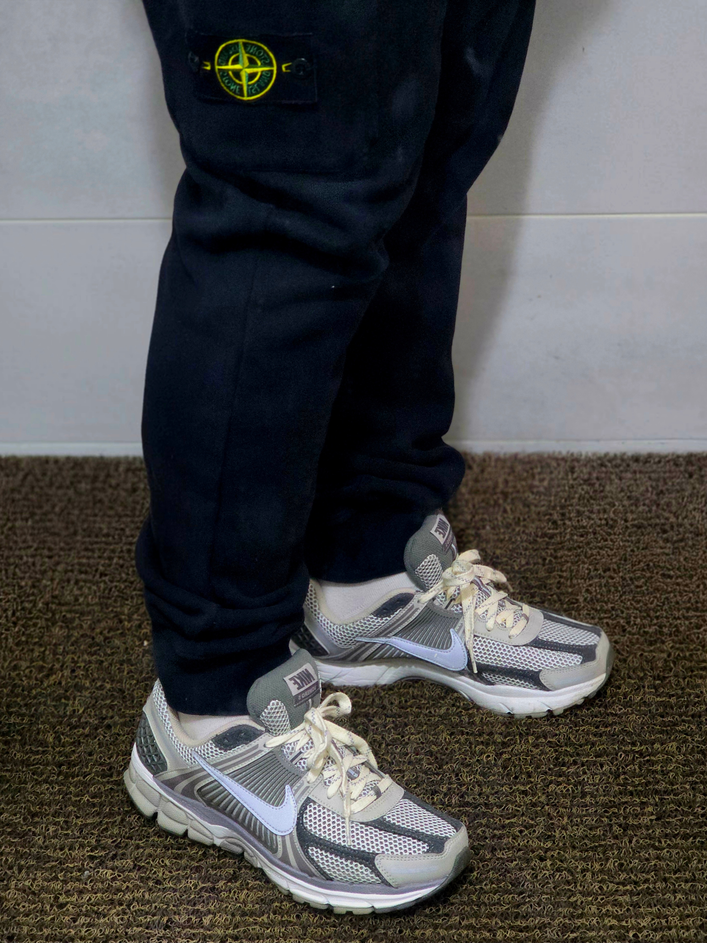 Nike Zoom Vomero 5 PRM Light Iron Ore and Flat Fewter 착용 스타일
