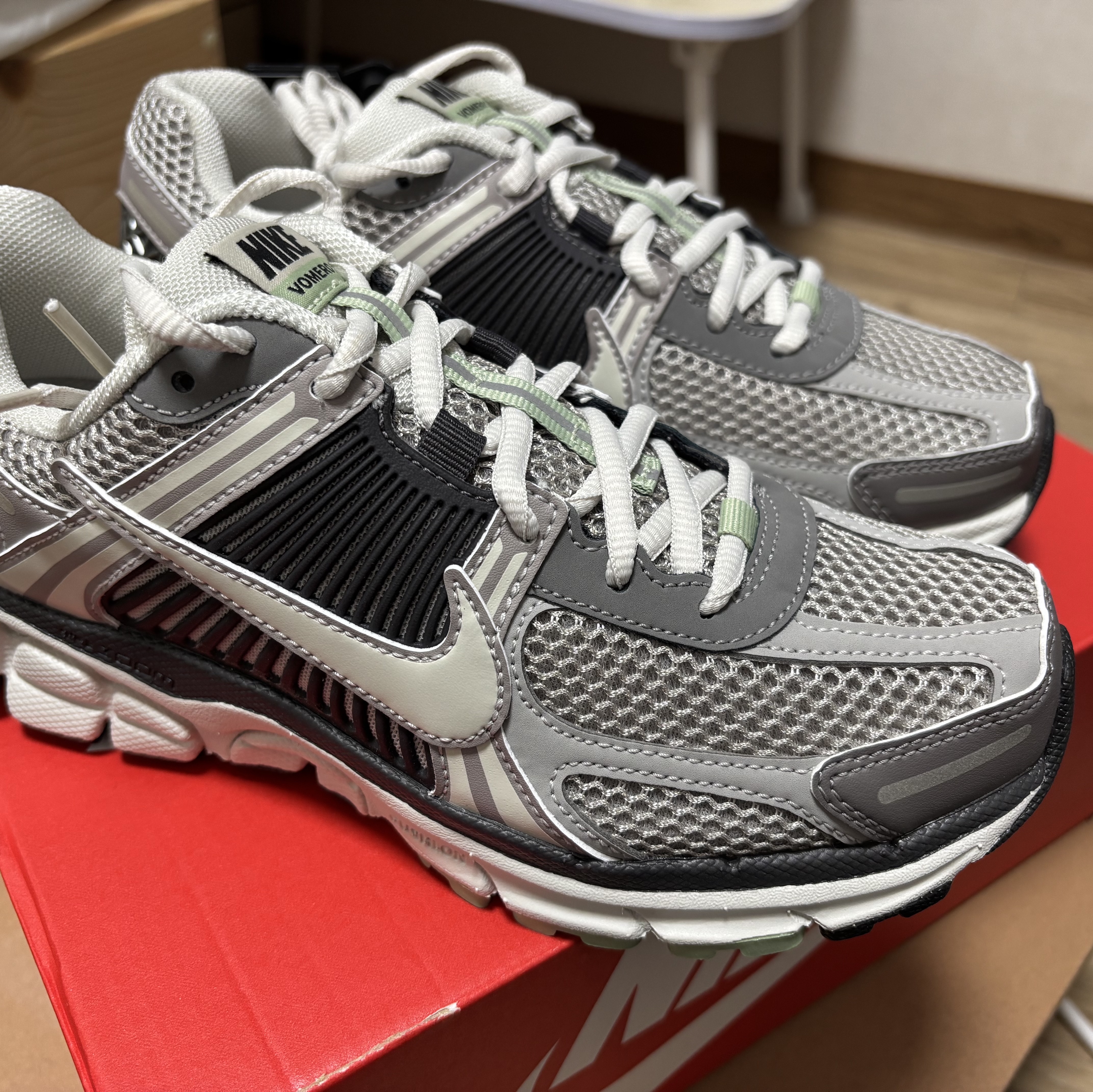 (W) Nike Zoom Vomero 5 Cobblestone and Flat Pewter 착용 스타일 - 1