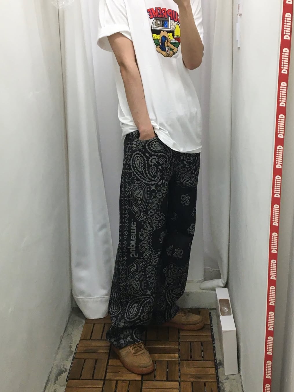 Supreme Bedroom T-Shirt White - 25SS, Supreme Bandana Jacquard Baggy Jean Black - 25SS 착용 스타일 - 4