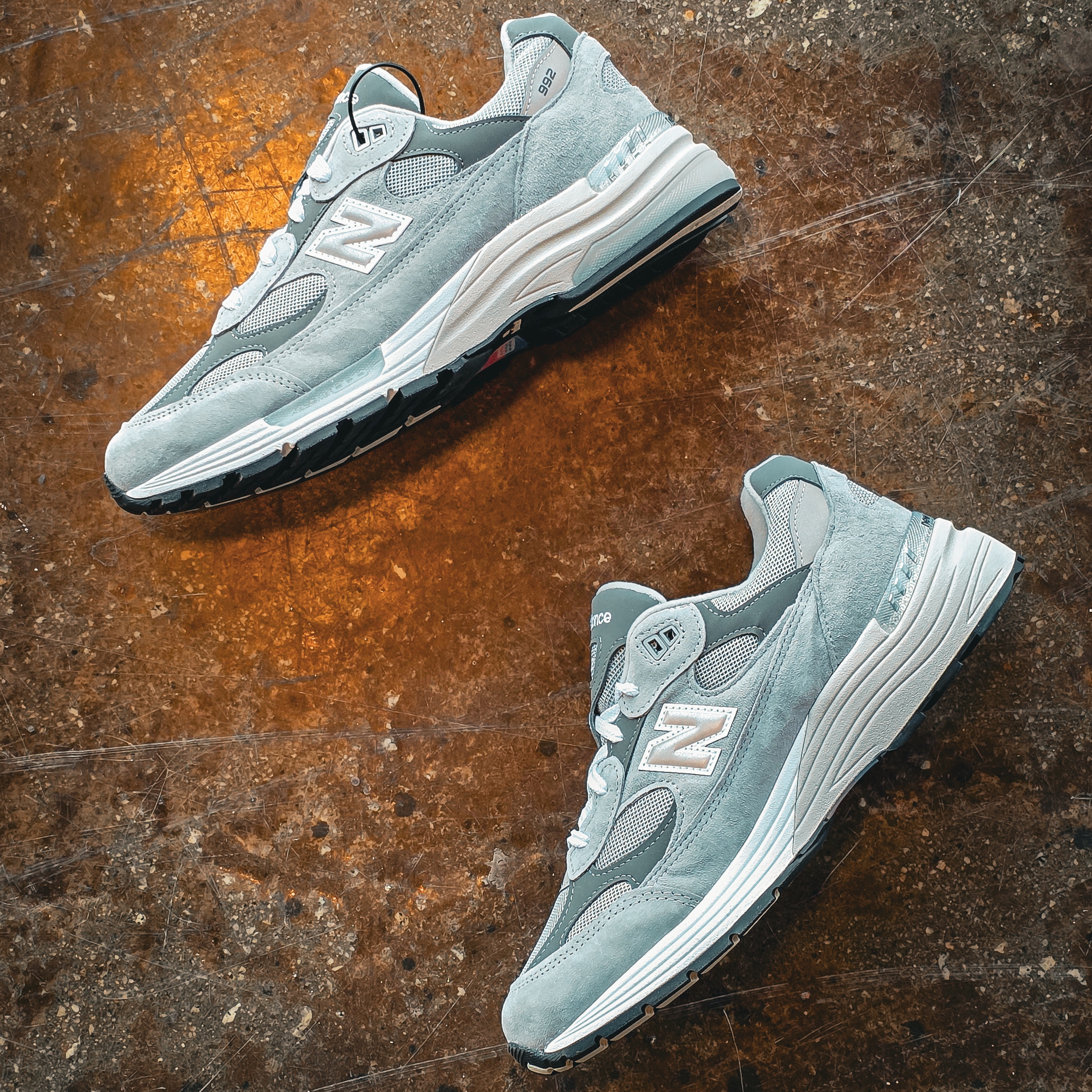 New Balance 992 Made in USA Core Grey Silver Metallic 착용 스타일 - 7
