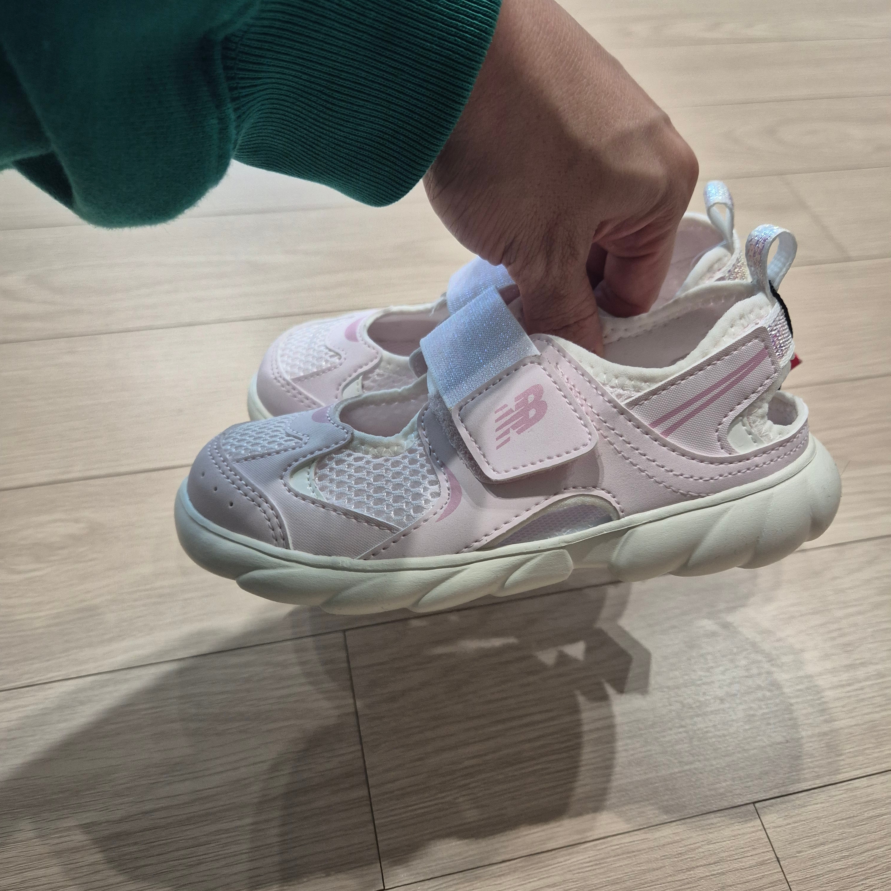 (Kids) New Balance Freedle 920 Sandal Pink 착용 스타일 - 4