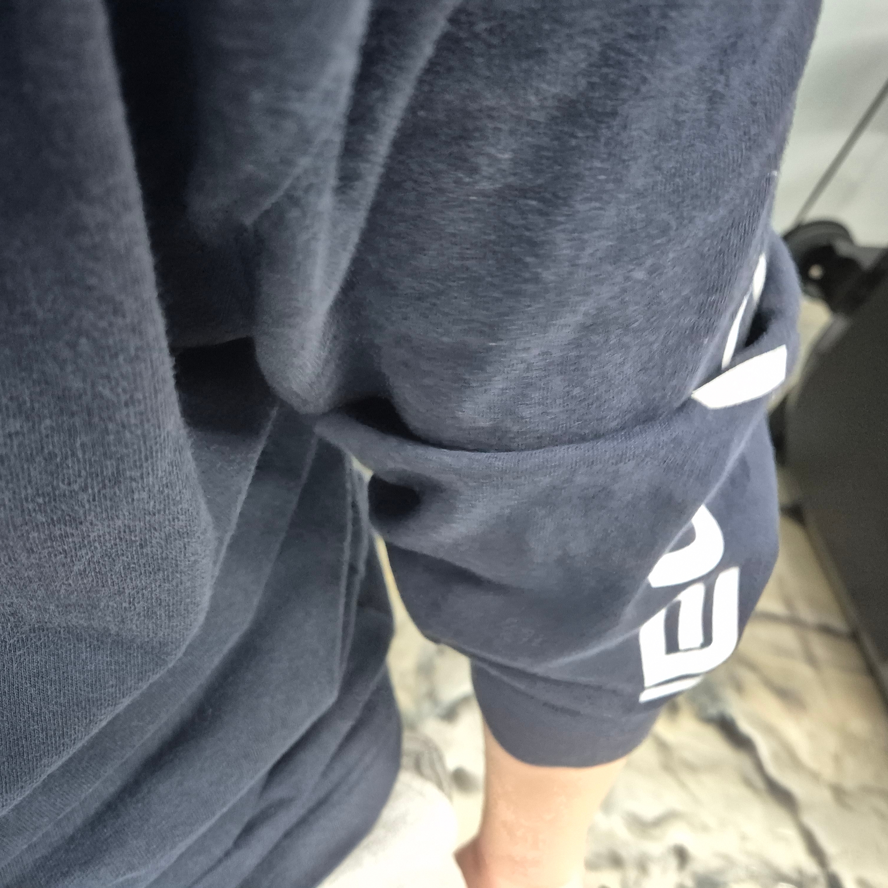 Carhartt Loose Fit Heavyweight Tall Logo Sleeve Graphic Long Sleeve T-Shirt Navy 착용 스타일
