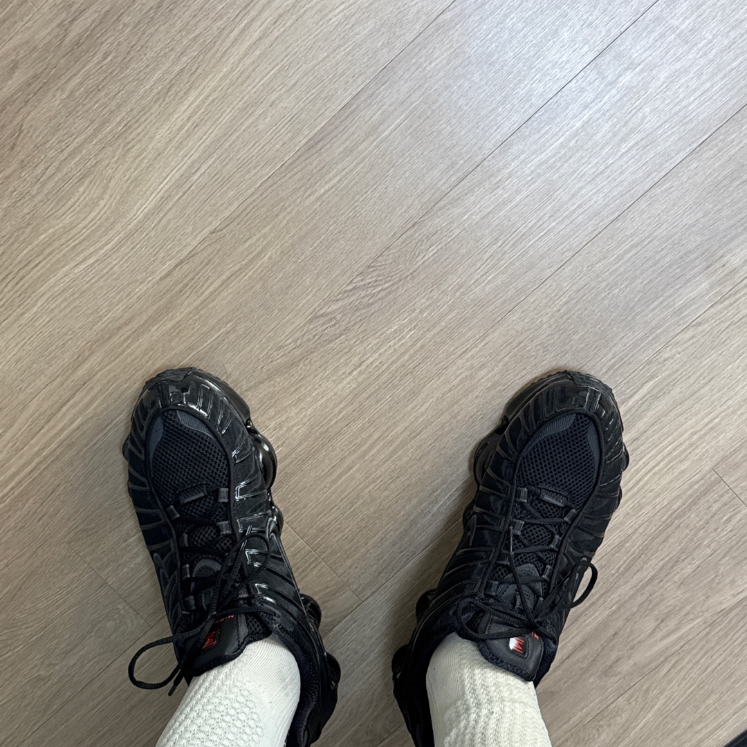 Nike Shox TL Black Metallic Hematite 착용 스타일 - 1
