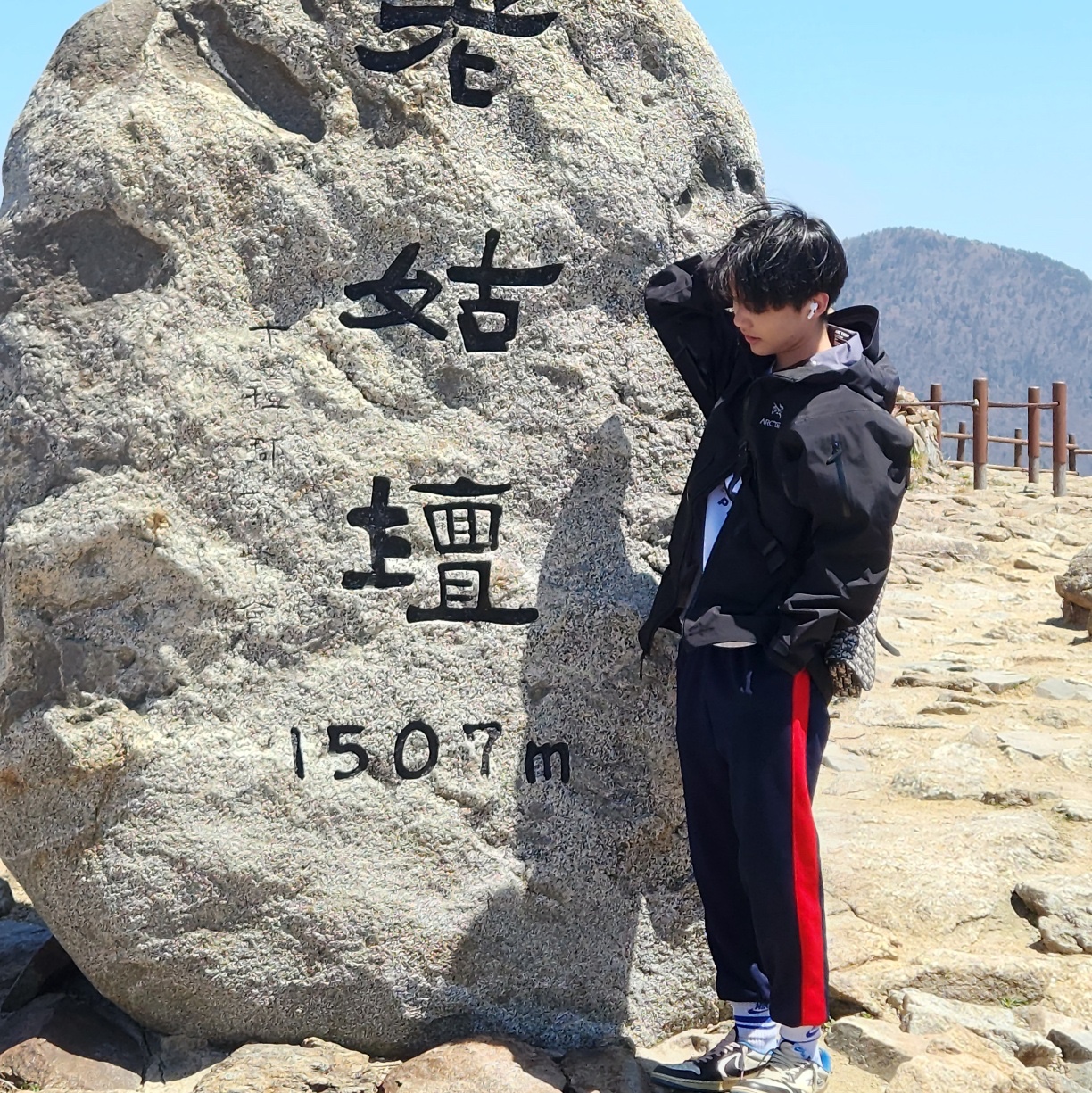 Arc'teryx Alpha SV Jacket Black, Dior Saddle Bag Beige & Black Dior Oblique Jacquard 착용 스타일 - 3