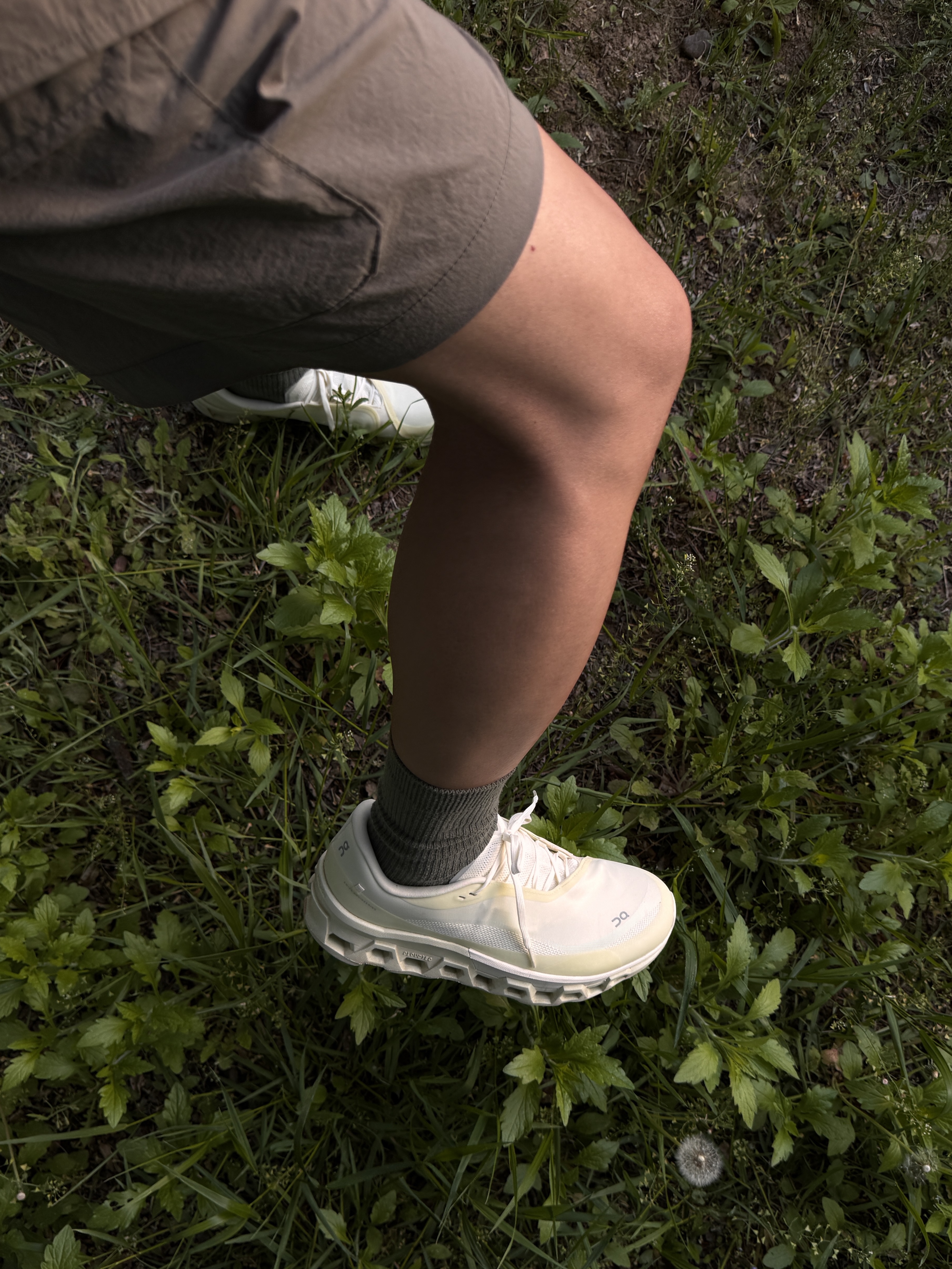 Oofos x Undercover Clog Black, Nike Shox R4 Black and Metallic Silver 착용 스타일 - 4