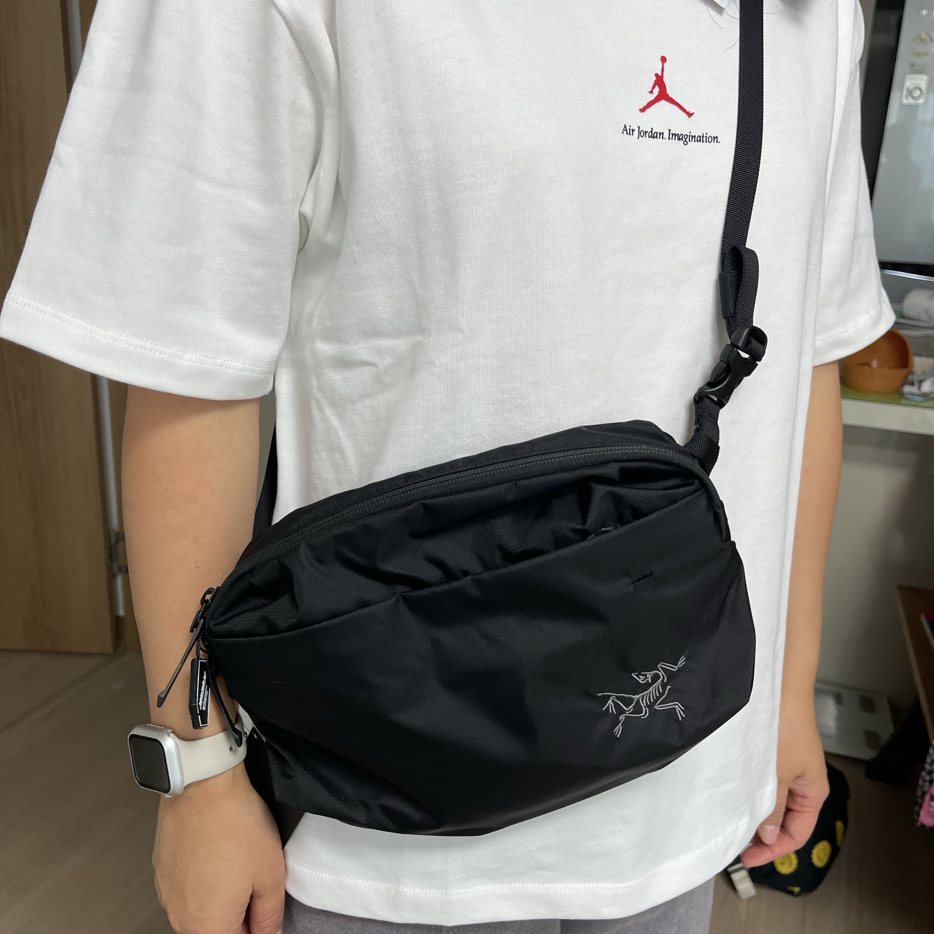 Arc'teryx Heliad 6 Crossbody Bag Black 착용 스타일 - 1