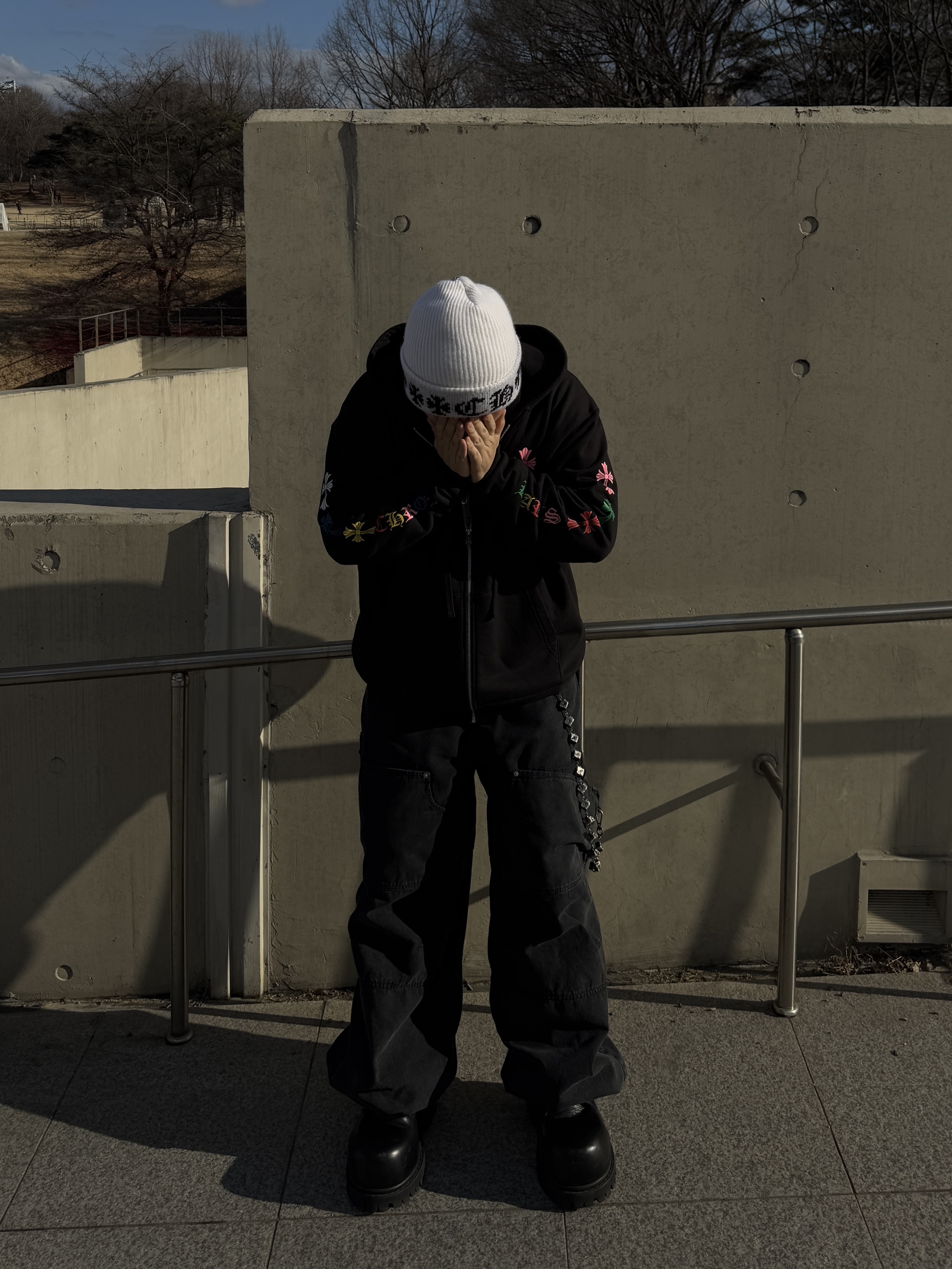 Chrome Hearts Big Daddy Cashmere Beanie White, Nonnod Double knee cover pants Vintage black 착용 스타일