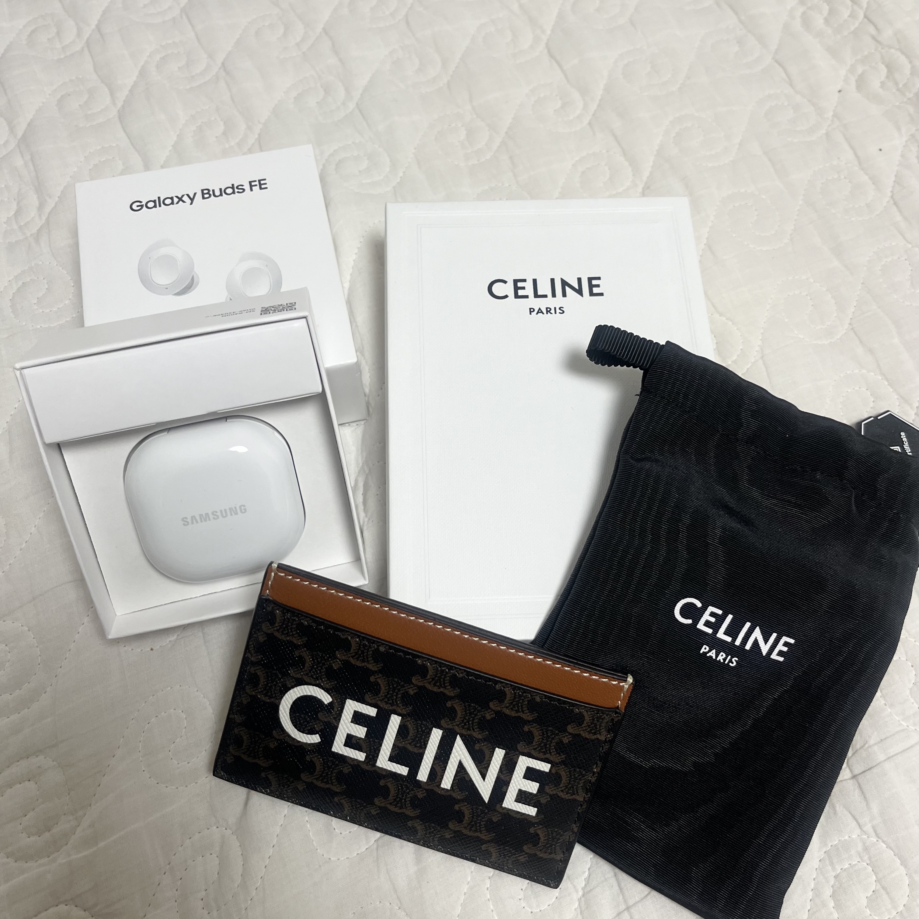 Celine Card Holder in Triomphe Canvas with Celine Print Tan 착용 스타일
