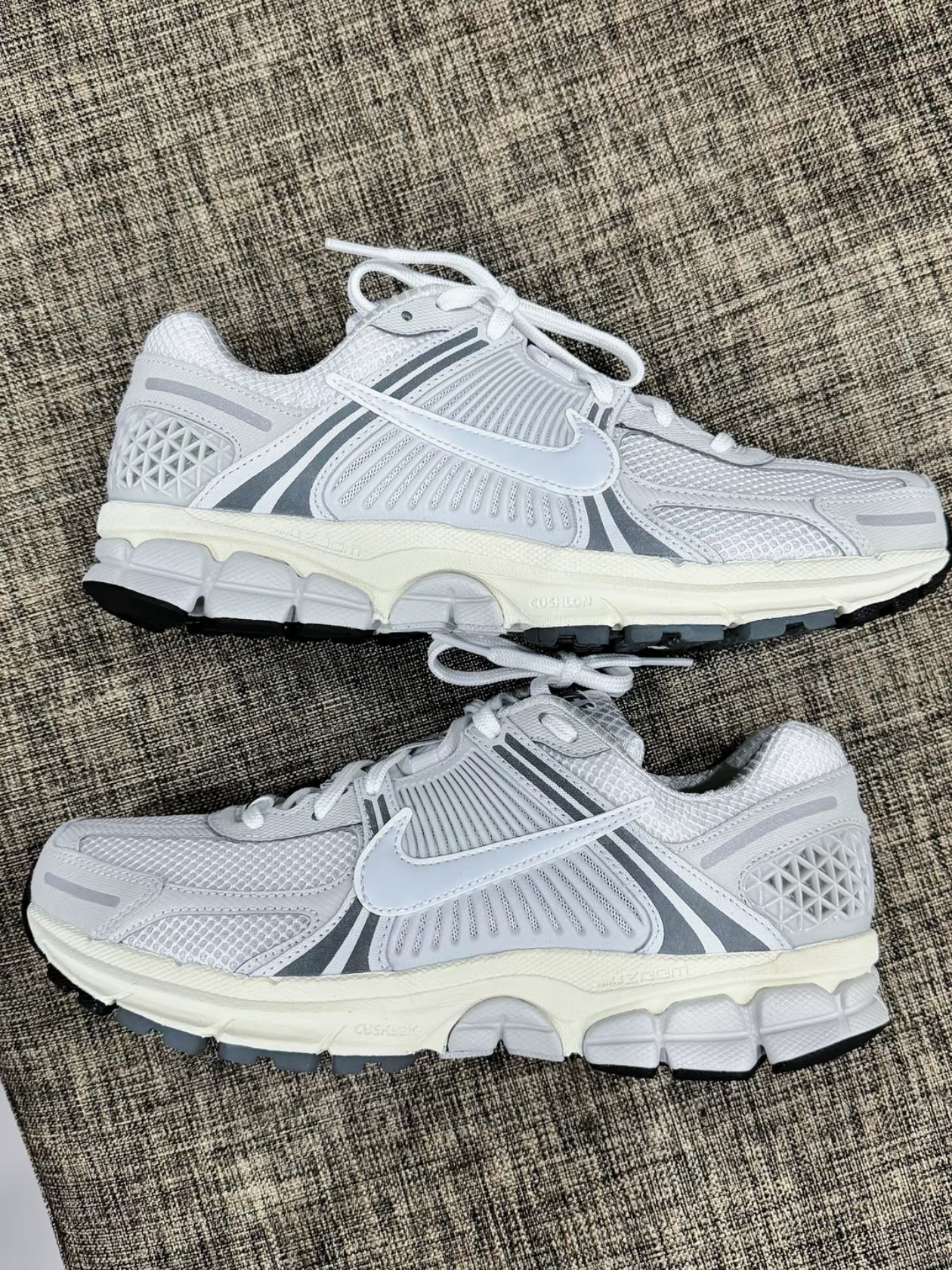 Nike Zoom Vomero 5 Platinum Tint Photon Dust 착용 스타일