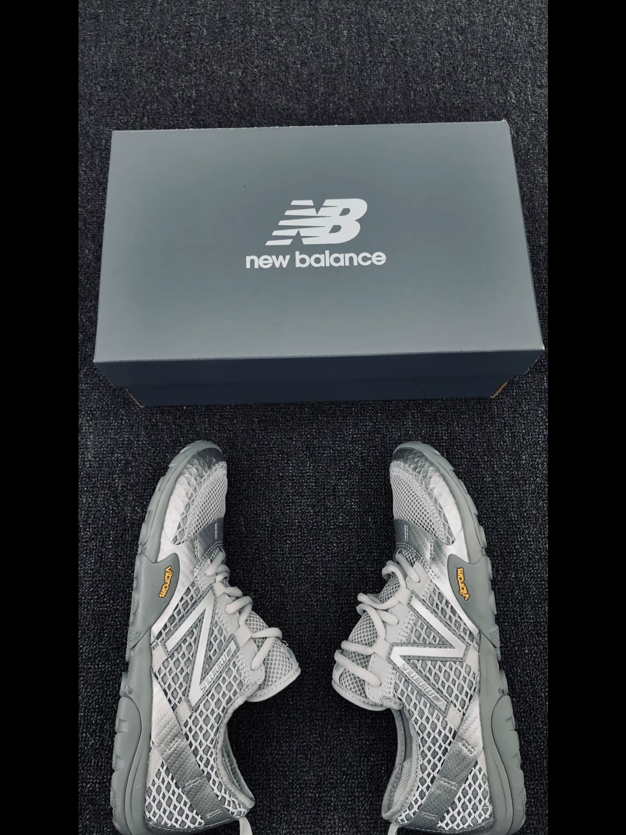 New Balance Minimus MT10O Slate Grey Silver Metallic 착용 스타일 - 2