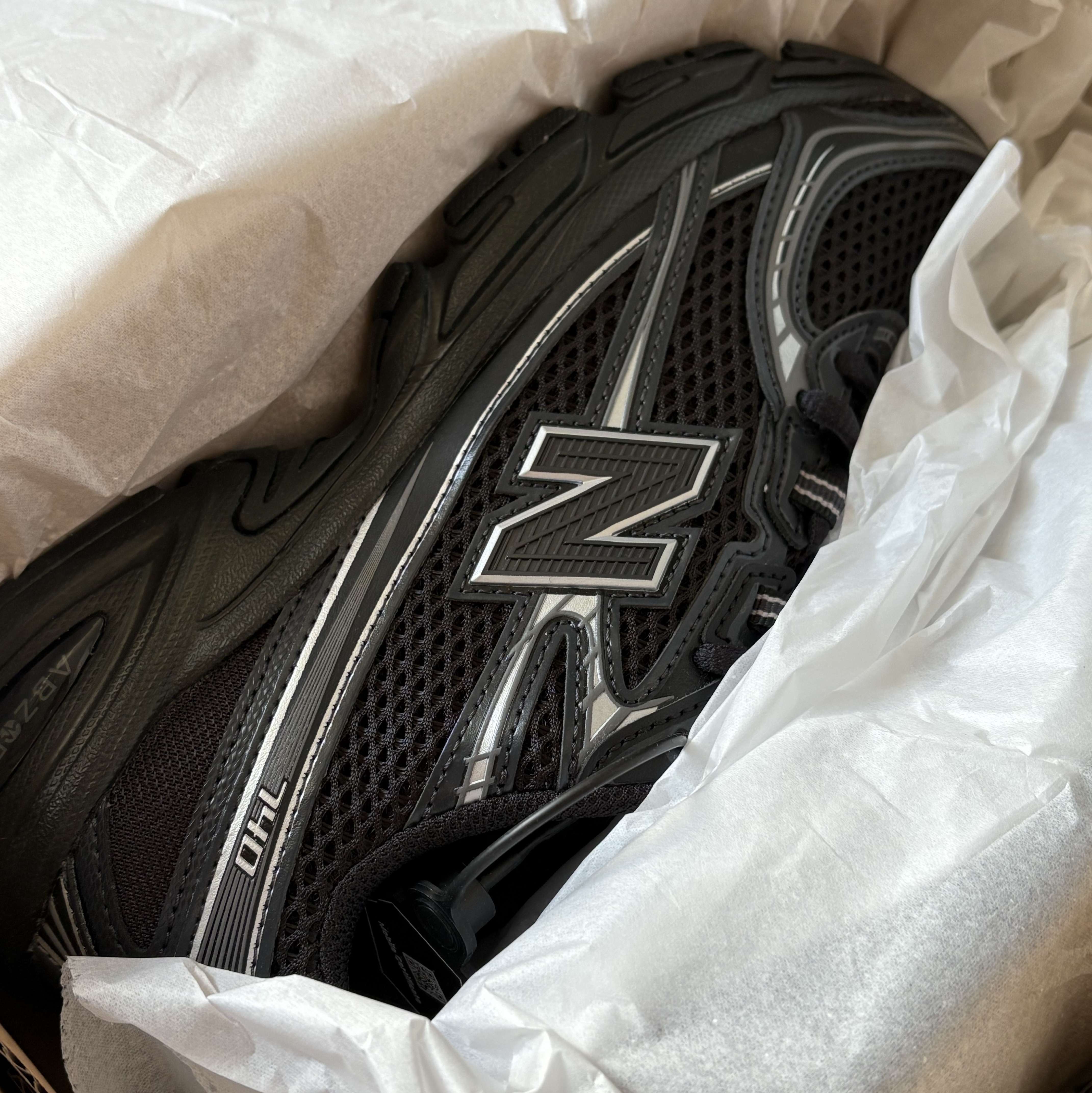 New Balance 740v2 Black Silver Metallic 착용 스타일