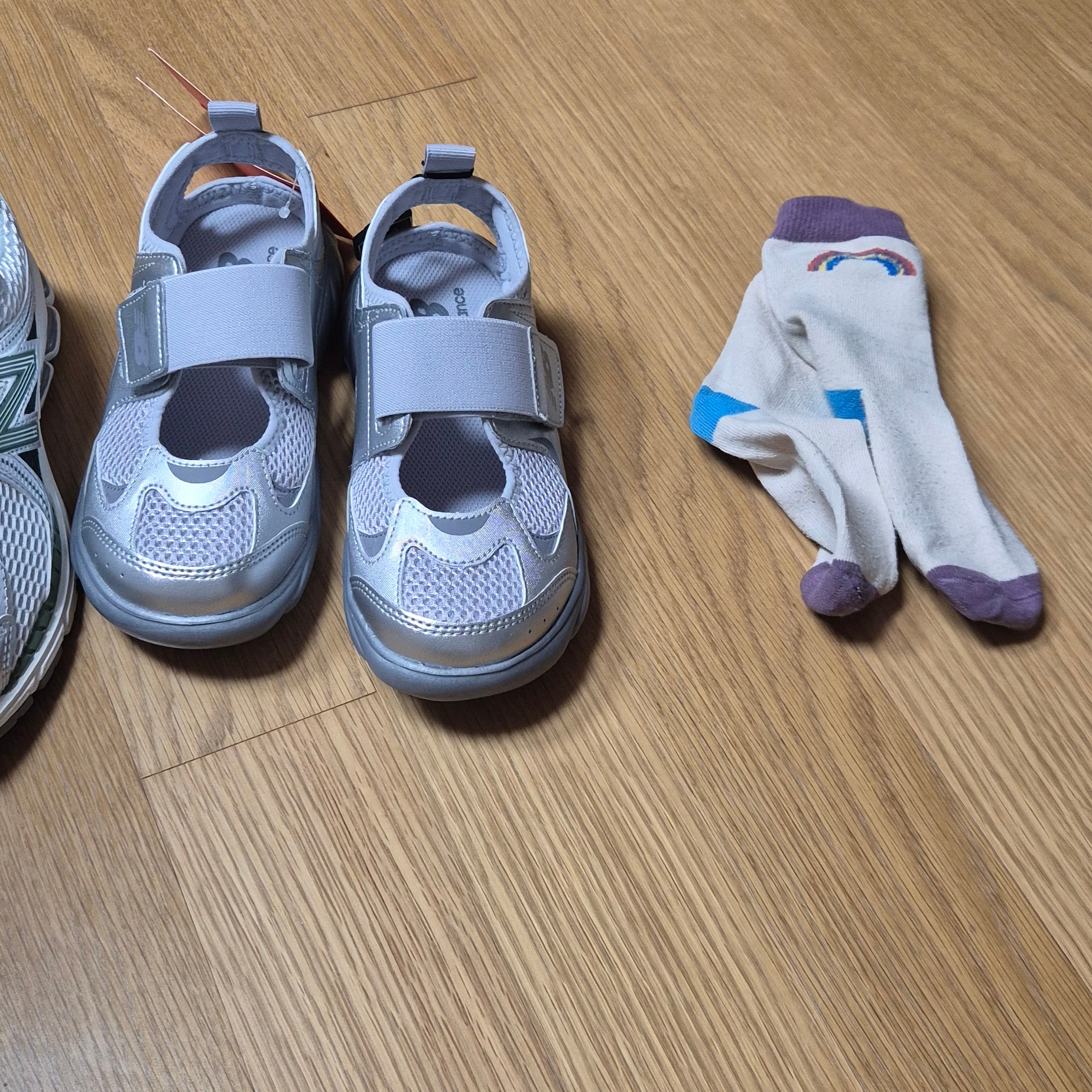 (Kids) New Balance Freedle 920 Sandal Grey 착용 스타일