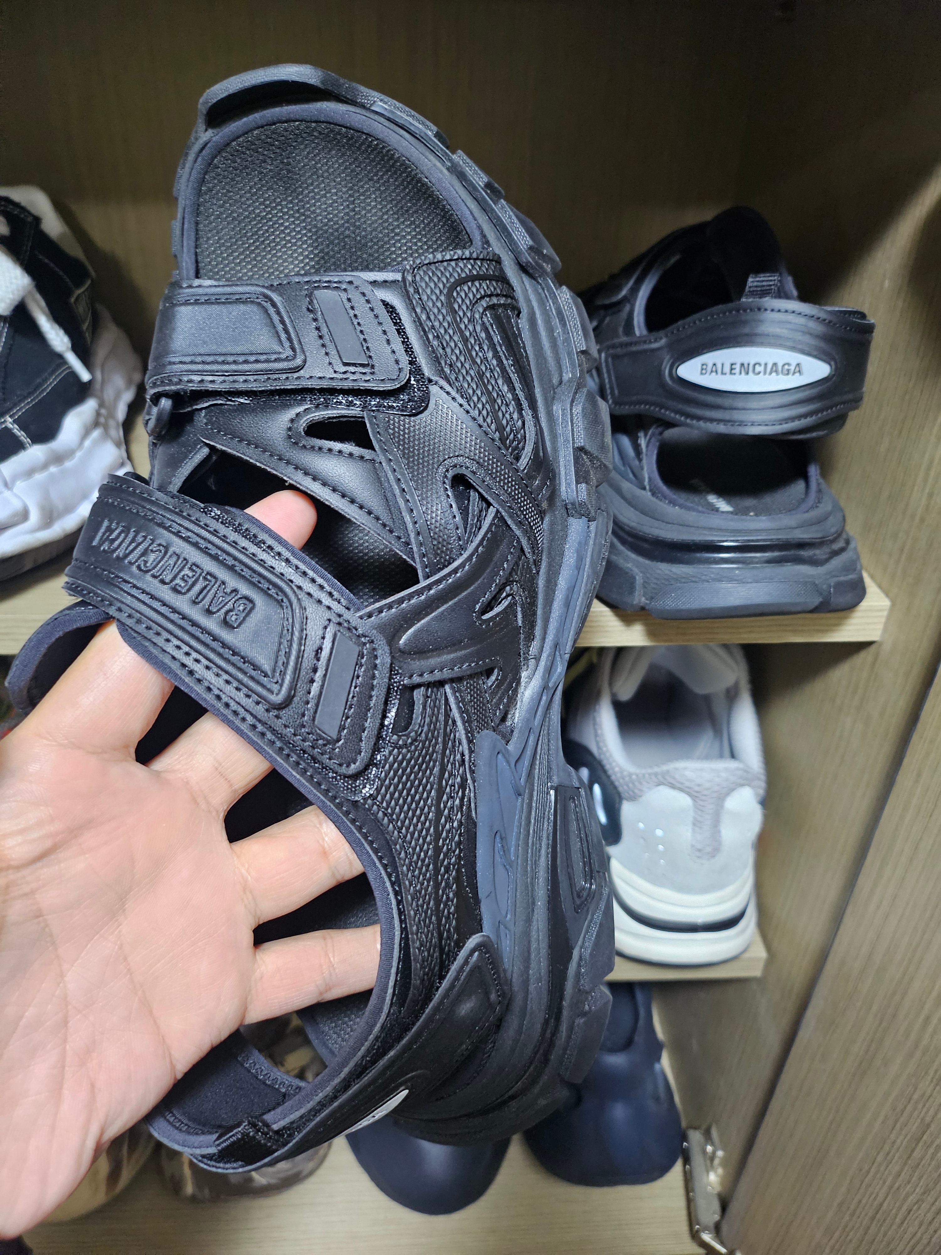 (W) Balenciaga Track Sandal Black 착용 스타일