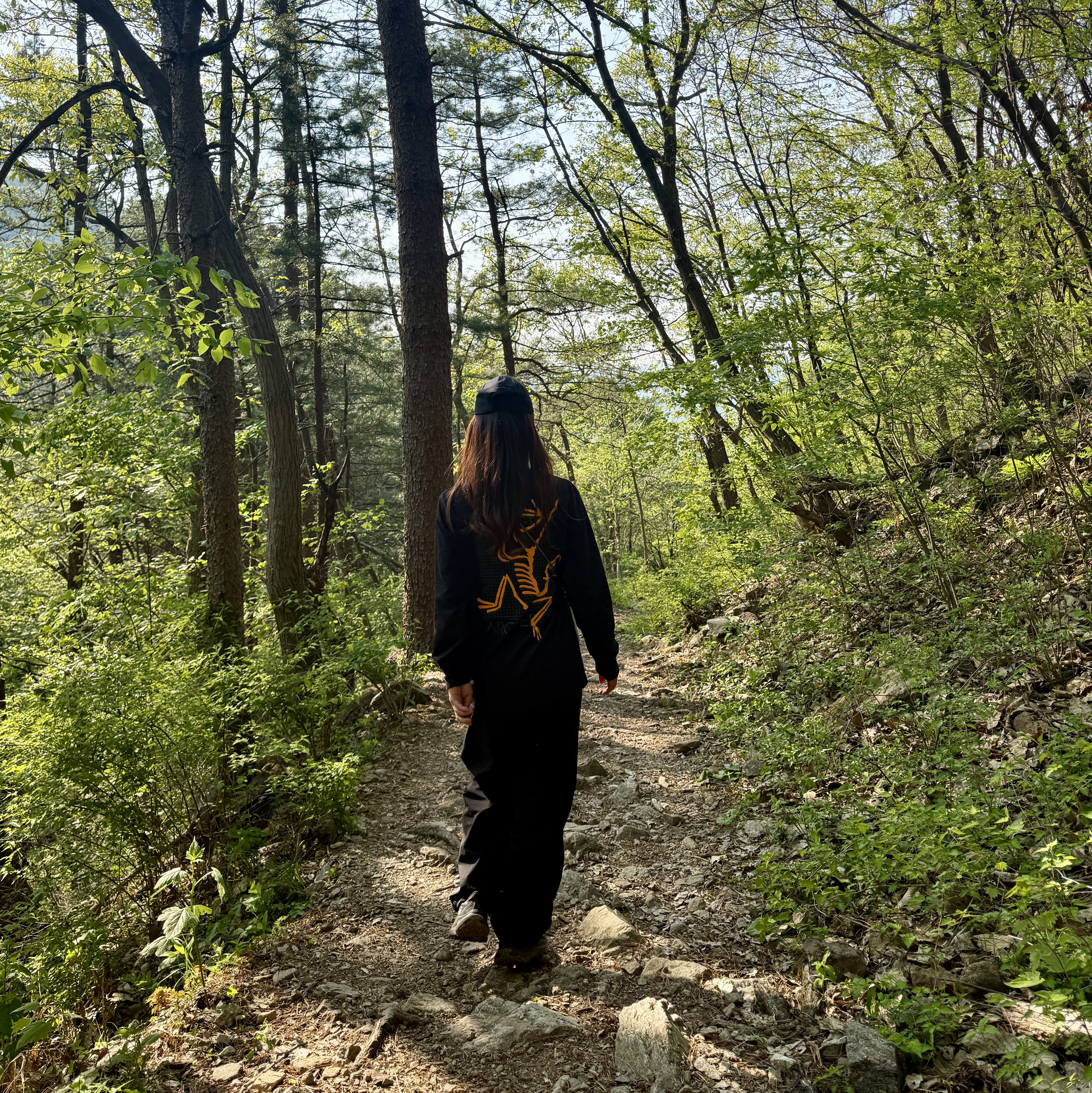 Arc'teryx Arc'Multi Bird Logo LS T-Shirt Black, Hoka Project Transport Carbon Black 착용 스타일 - 4