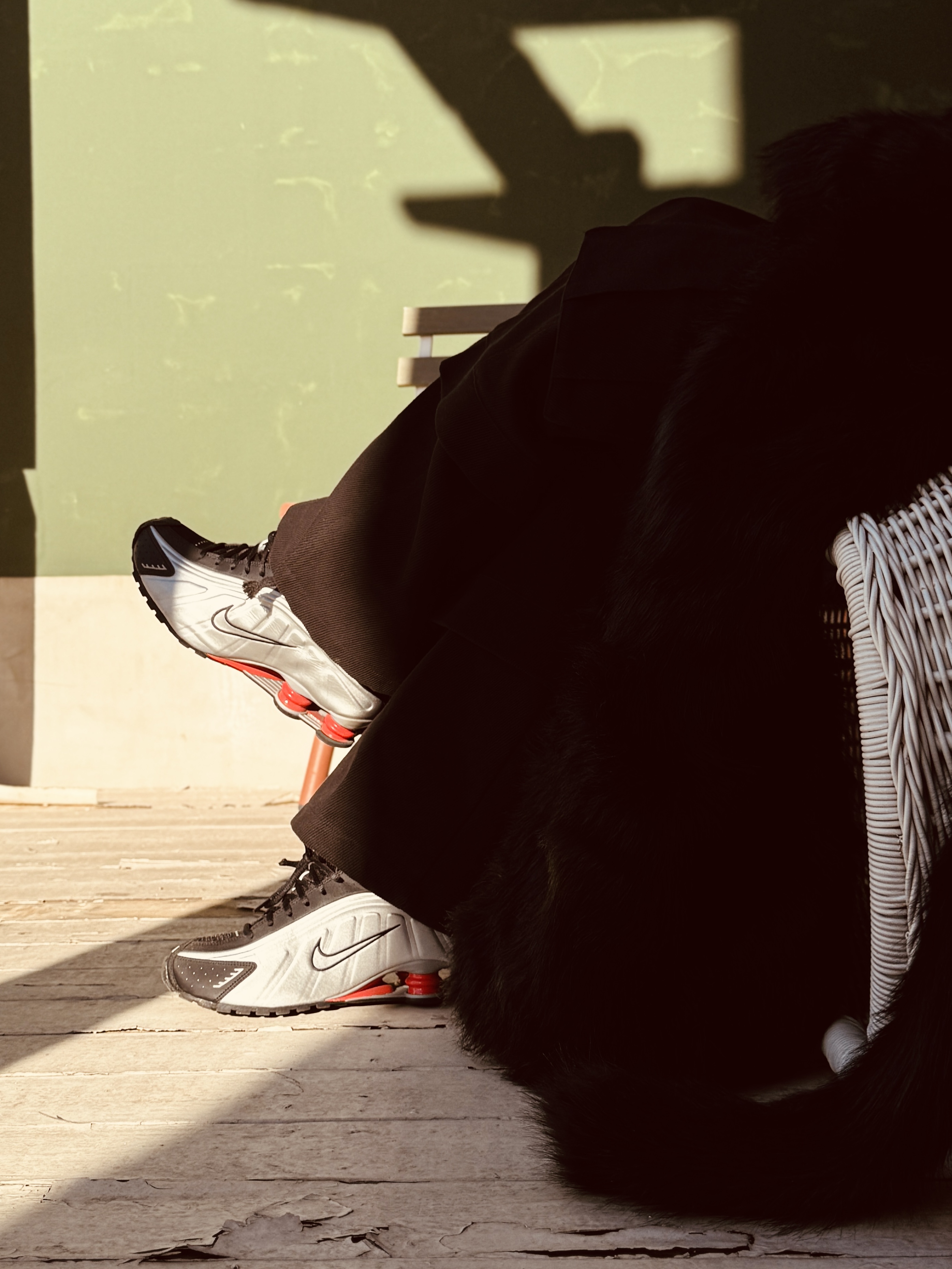 Oofos x Undercover Clog Black, Nike Shox R4 Black and Metallic Silver 착용 스타일 - 2