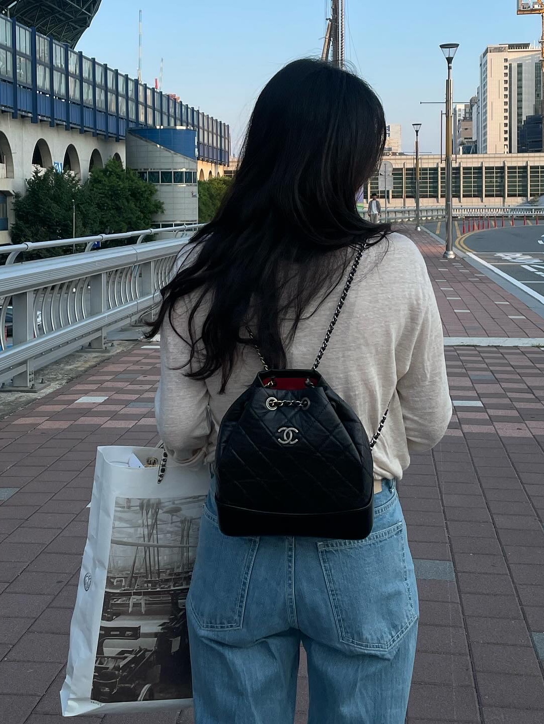 Chanel Small Gabrielle Backpack Aged Calfskin & Gold Silver Black 착용 스타일 - 2