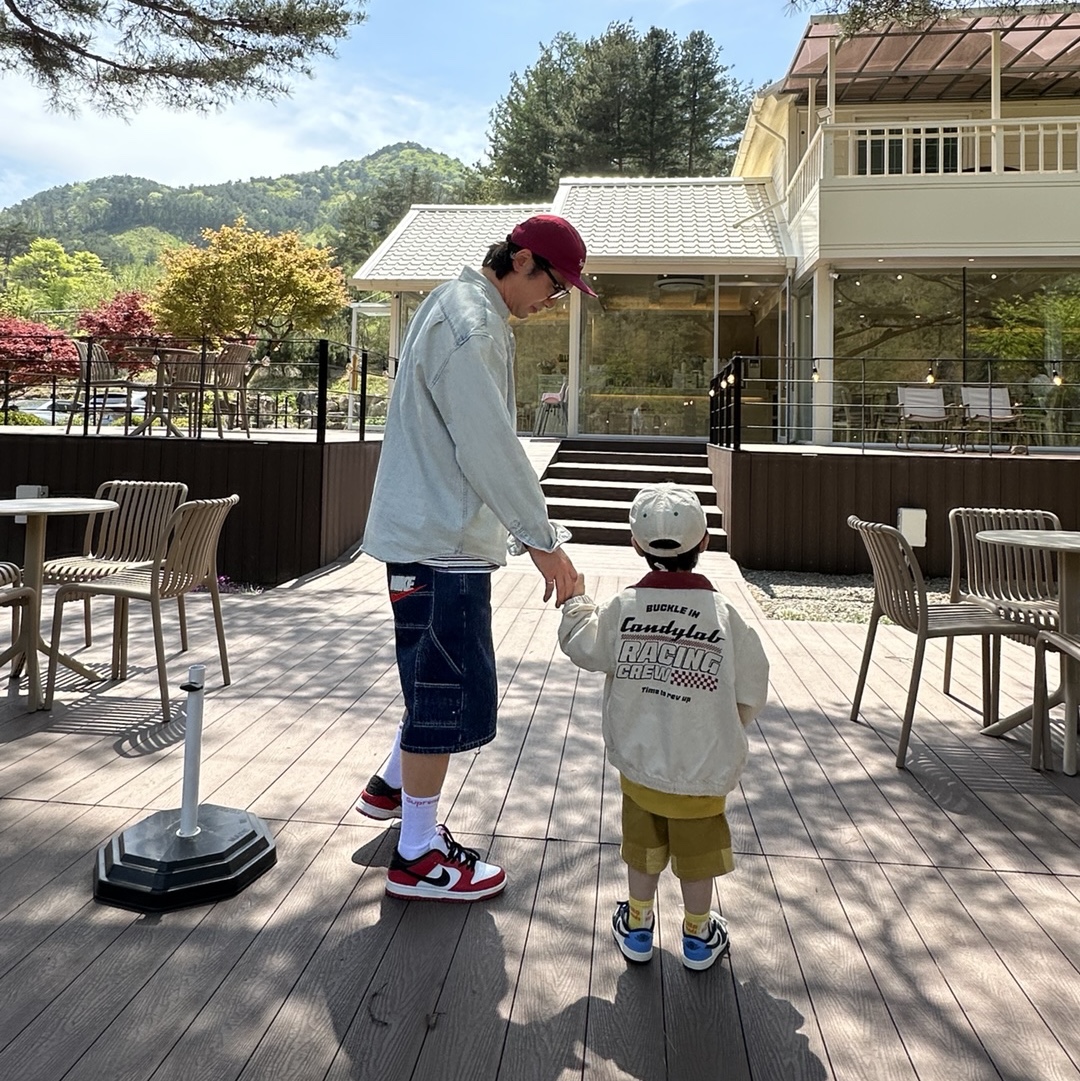 Supreme Washed Chino Twill Camp Cap Cranberry - 24FW, Supreme x Nike Denim Short Indigo - 24SS 착용 스타일 - 2