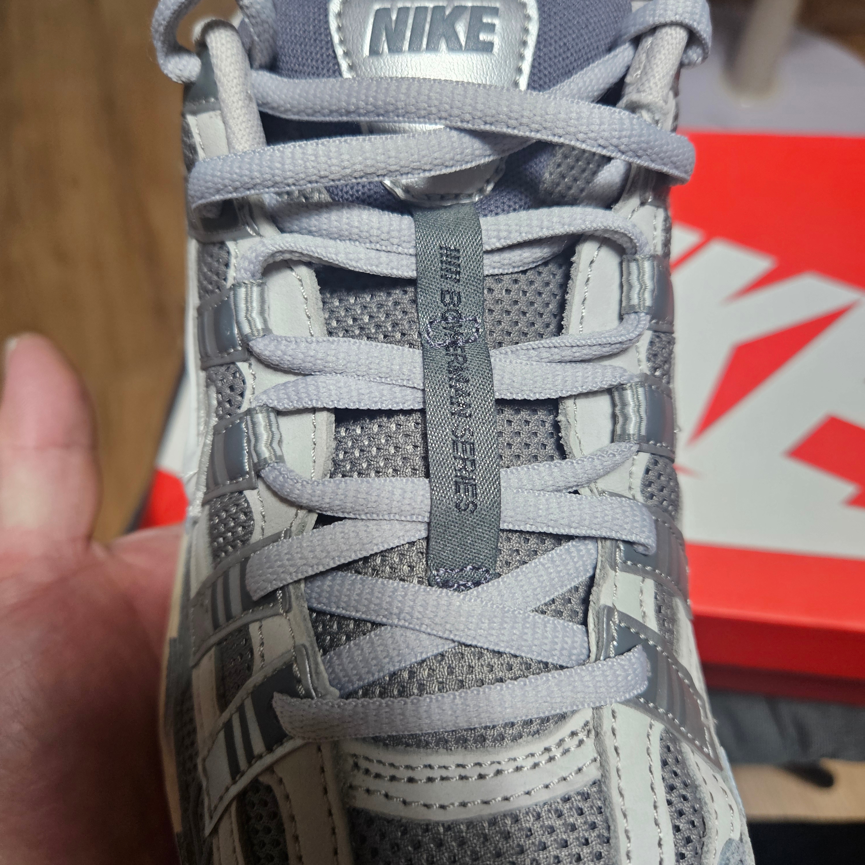 Nike P-6000 Flat Pewter Light Iron Ore 착용 스타일 - 1