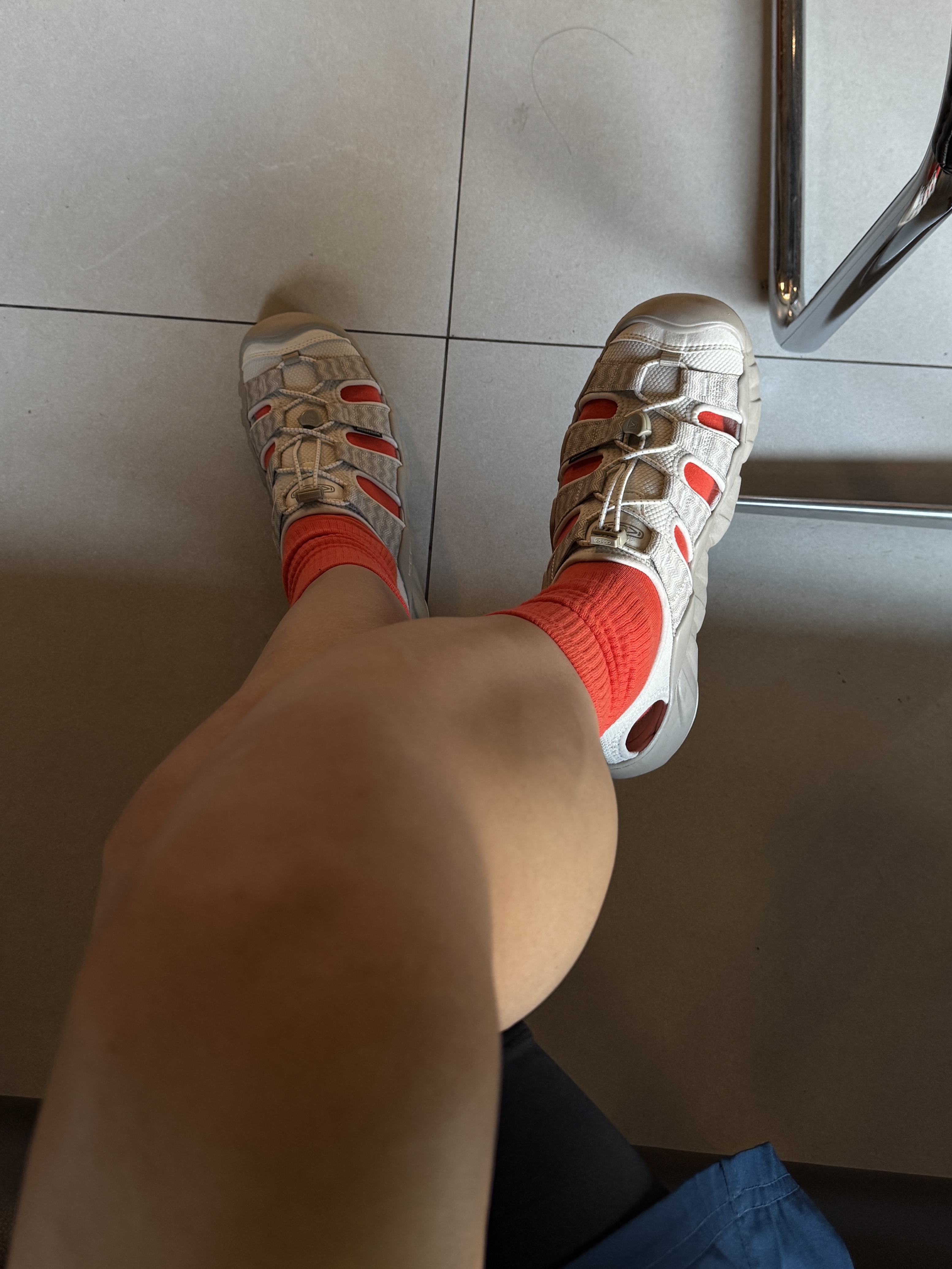 Oofos x Undercover Clog Black, Nike Shox R4 Black and Metallic Silver 착용 스타일 - 9