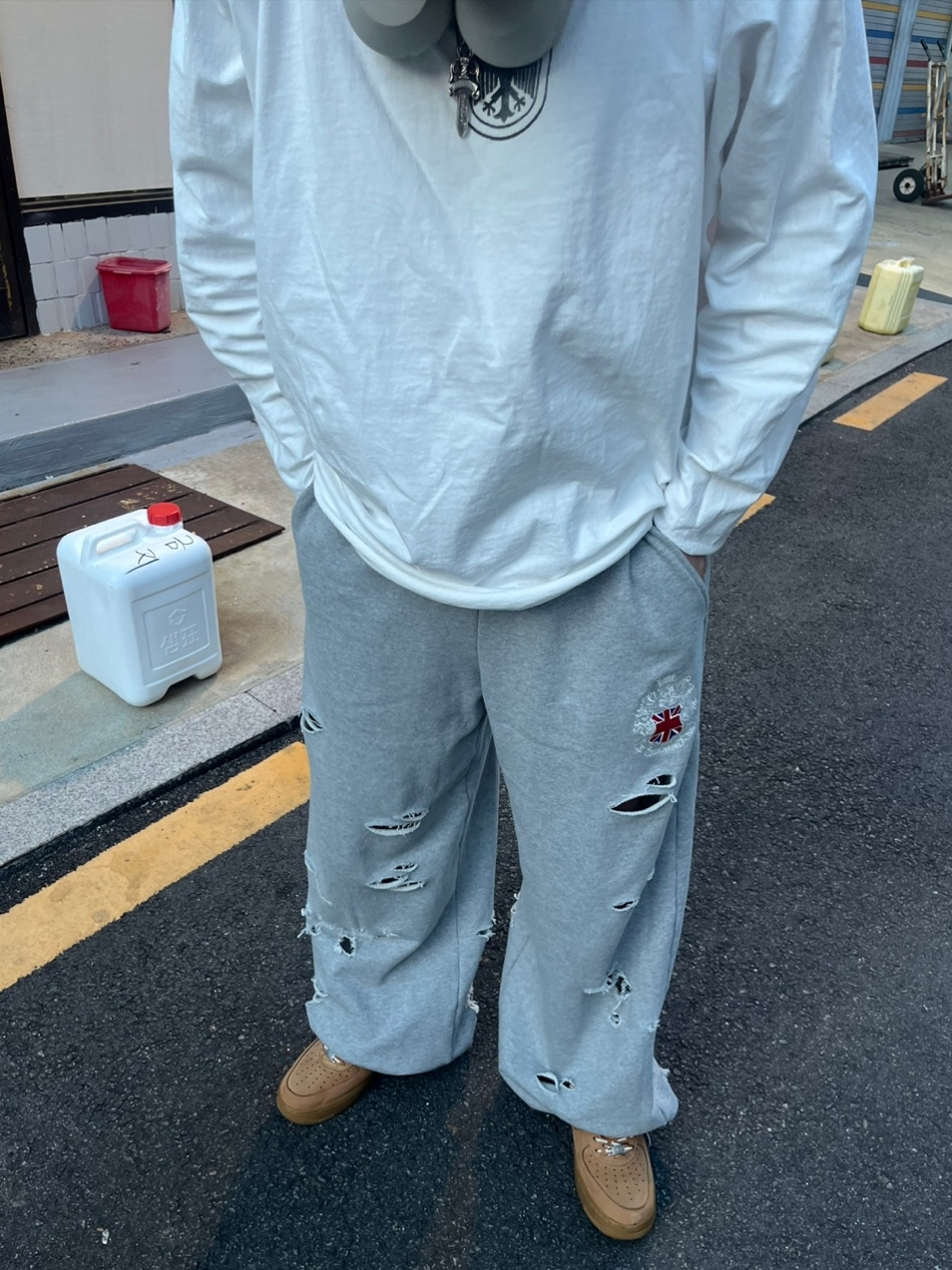 Nike x Supreme Air Force 1 Low Flax, Yeezy Vultures Long Sleeve T-Shirt White 착용 스타일 - 3