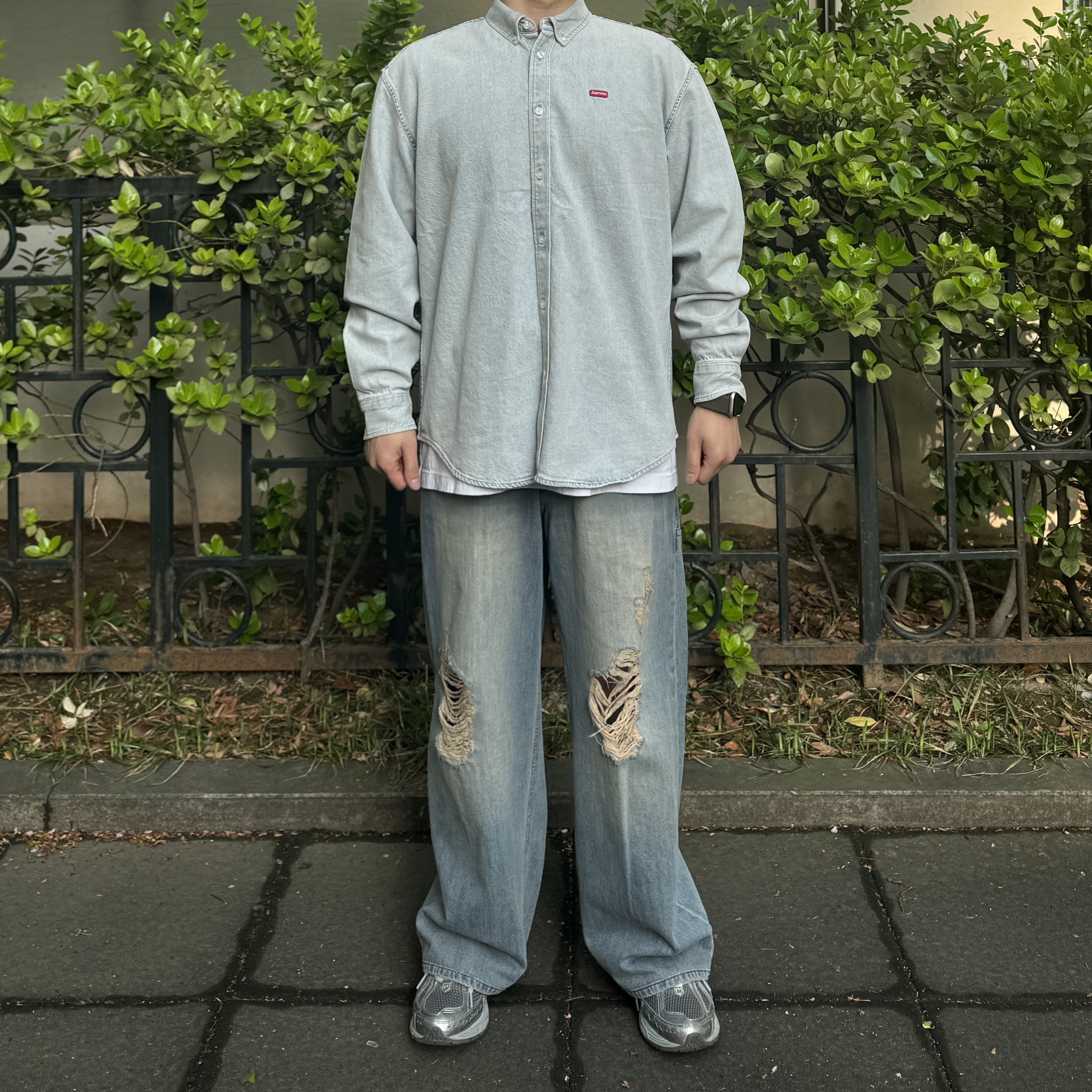 Supreme Small Box Shirt Washed Denim - 24FW, New Balance 1906R Harbor Grey Silver Metalic 착용 스타일 - 1