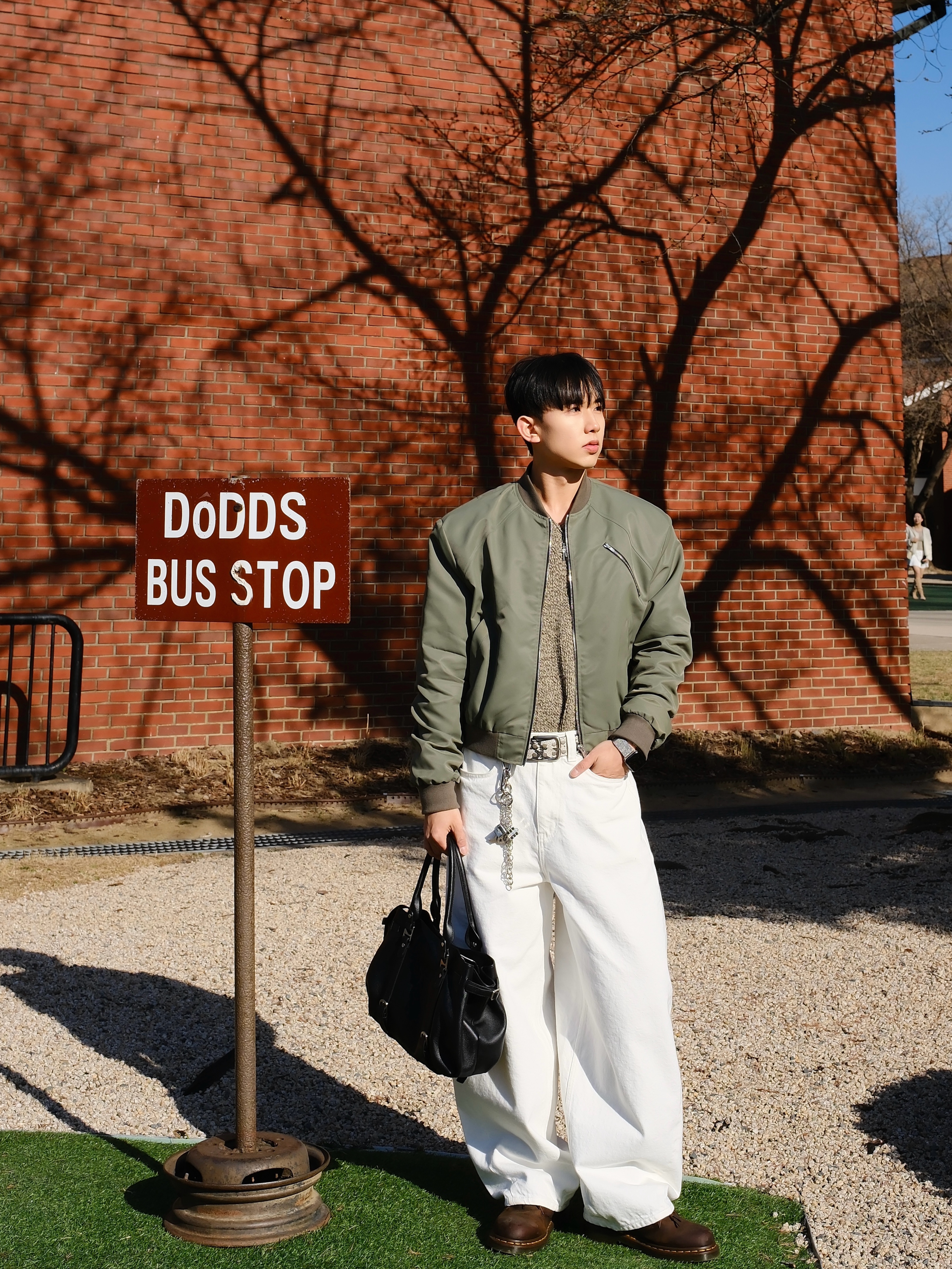noun Wide Curved Denim Pants White, Dr. Martens 1461 Crazy Horse Dark Brown 착용 스타일 - 1