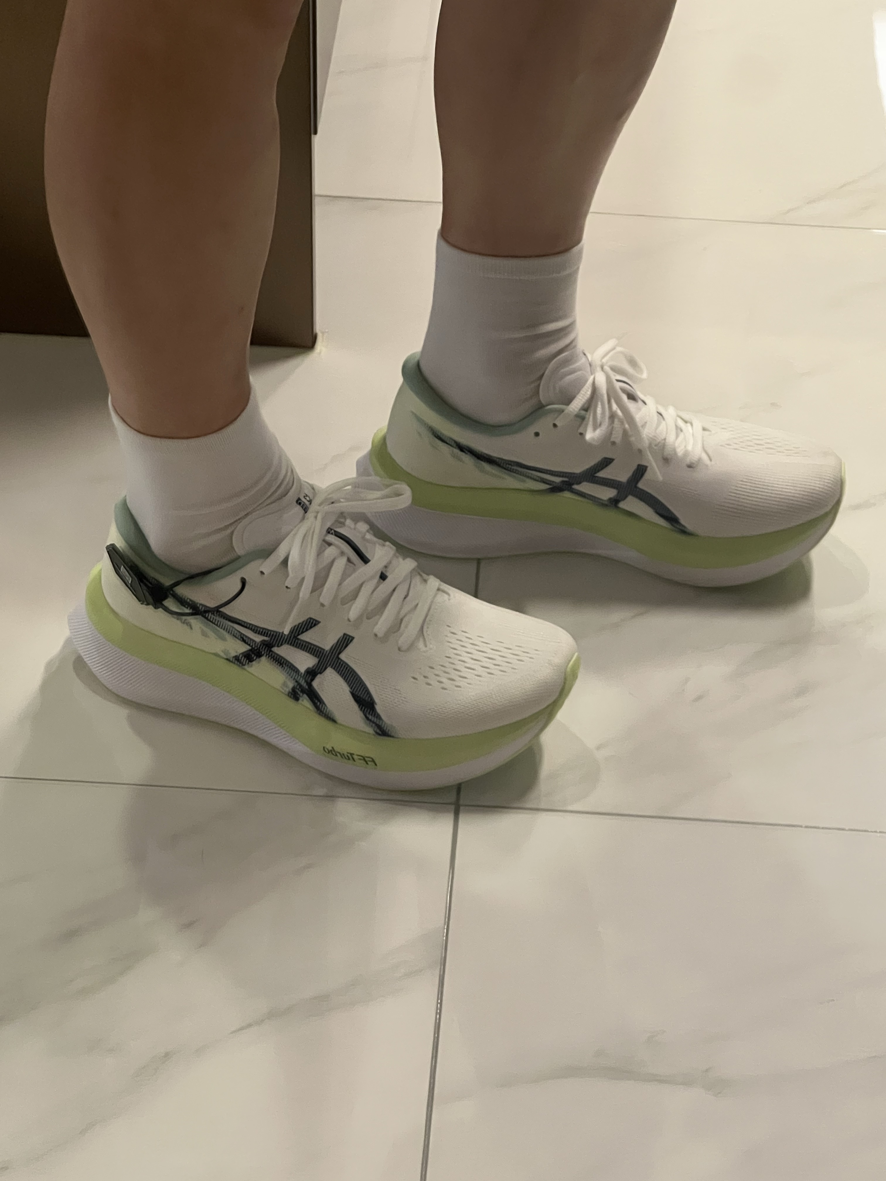 Asics Magic Speed 4 White Blue Expanse 착용 스타일