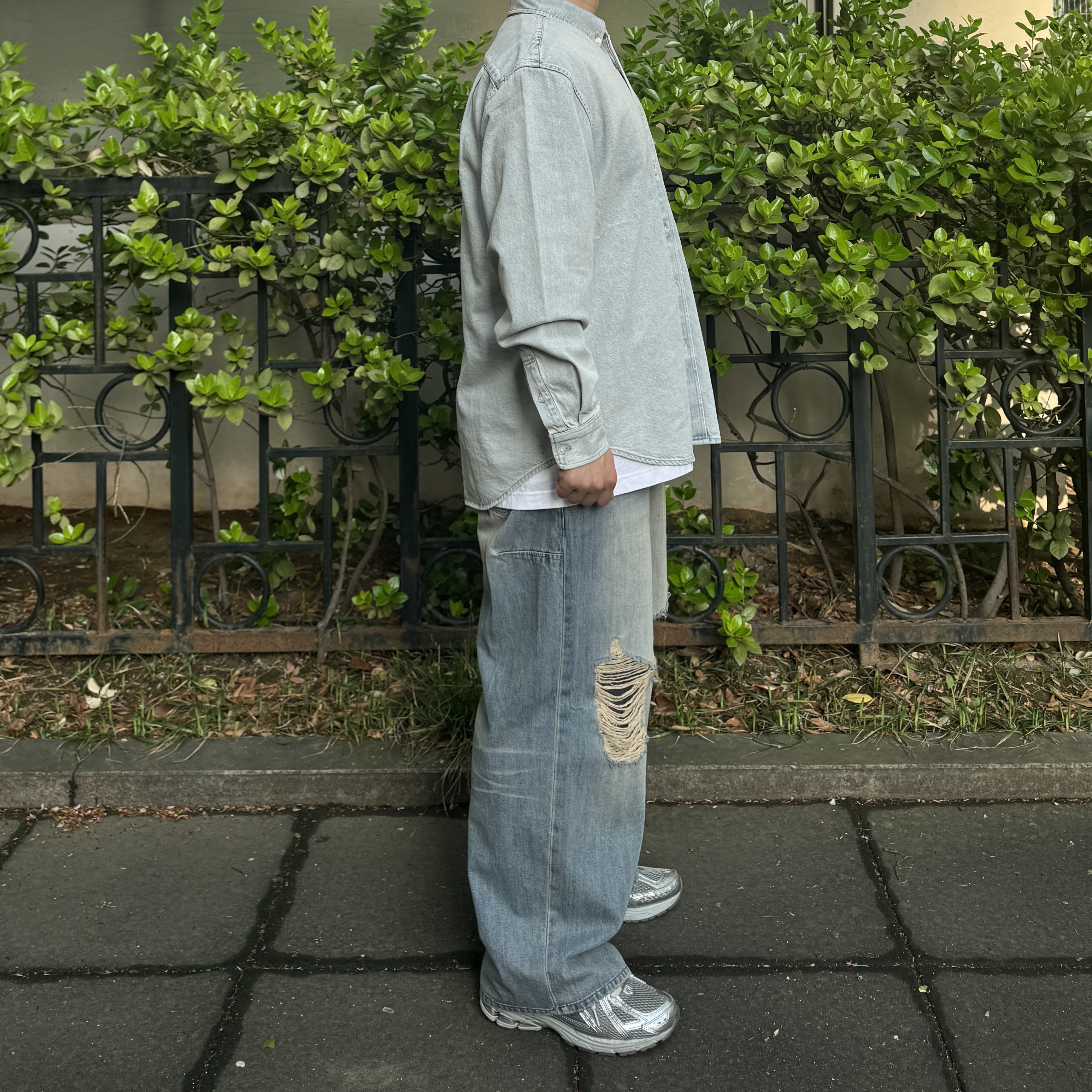 Supreme Small Box Shirt Washed Denim - 24FW, New Balance 1906R Harbor Grey Silver Metalic 착용 스타일 - 2