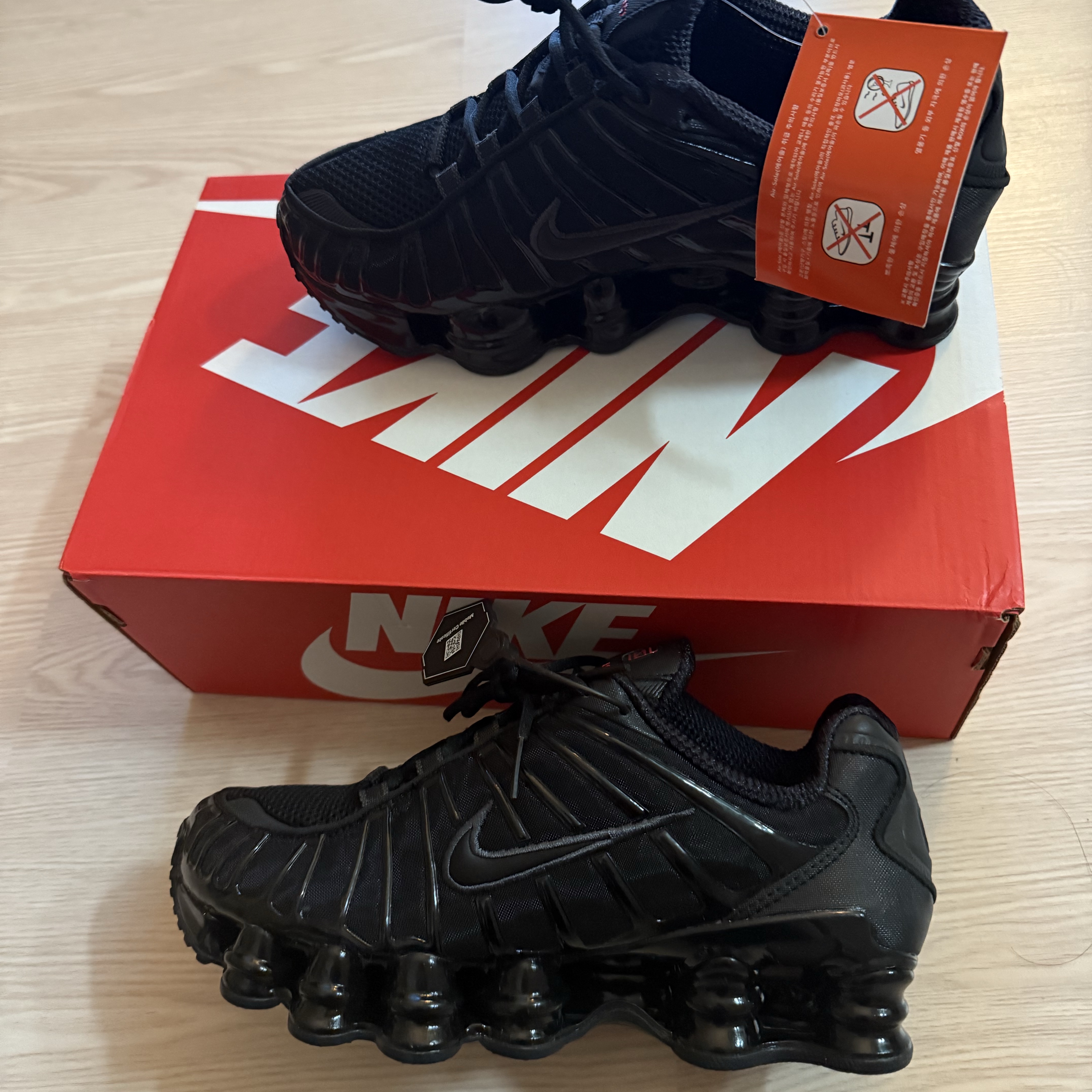 (W) Nike Shox TL Black and Max Orange 착용 스타일 - 2