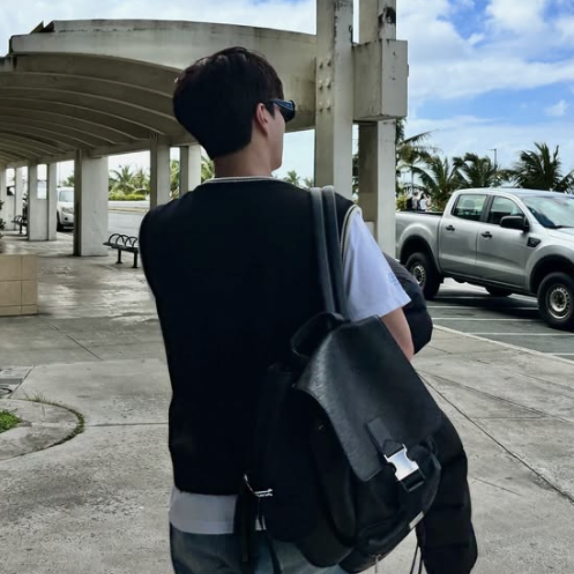 Celine Backpack in Calfskin with Triomphe Embossed Black 착용 스타일 - 2