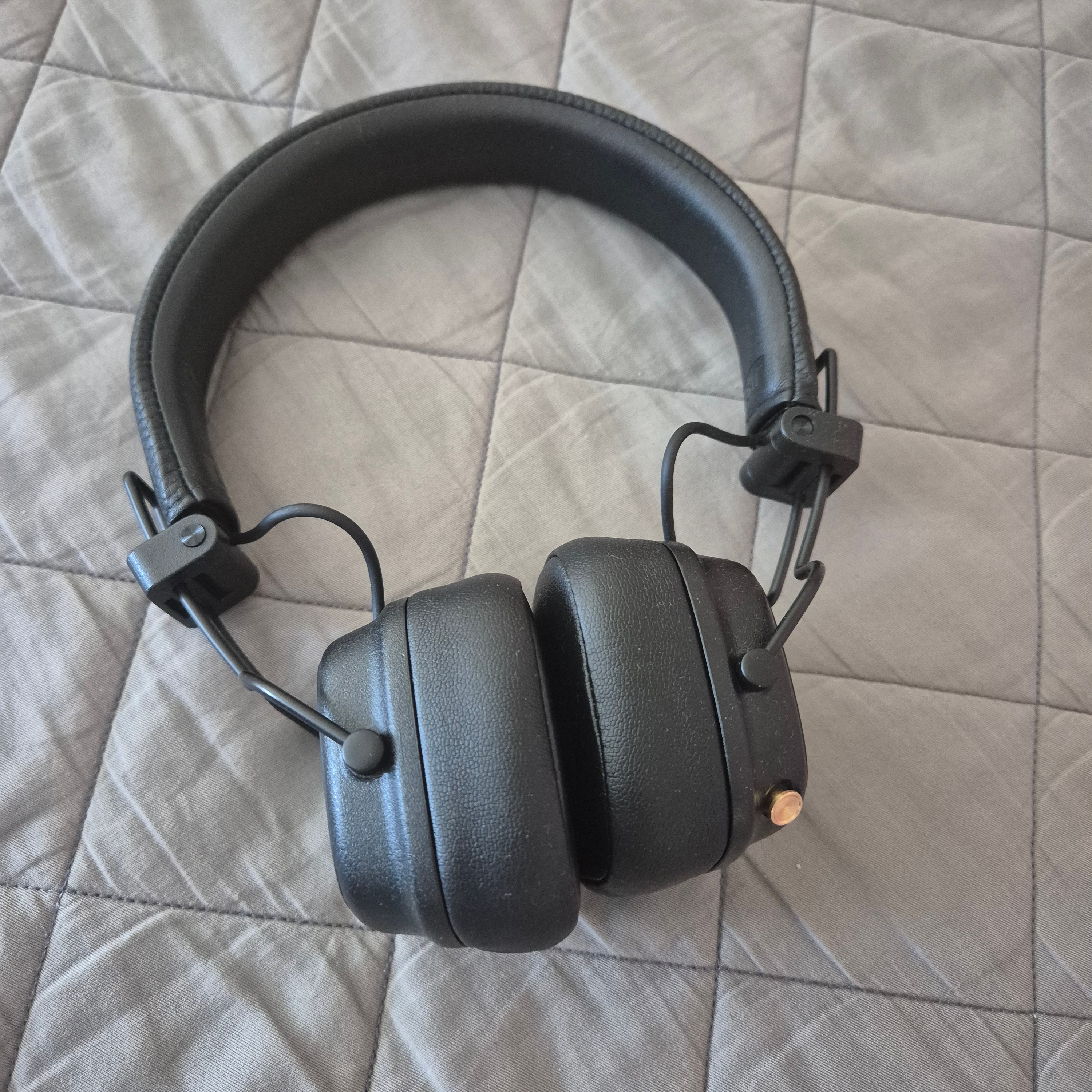 Marshall Major IV Black (Korean Ver.) 착용 스타일