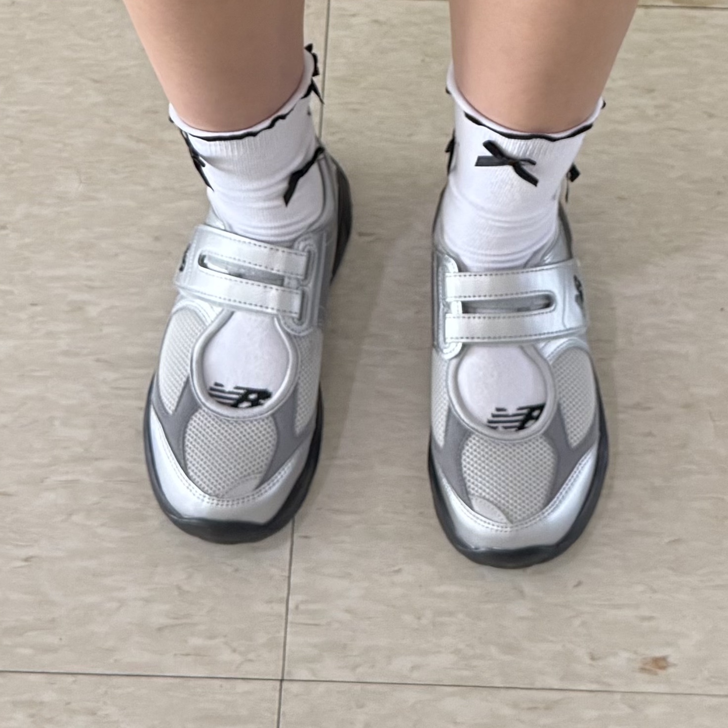 (W) New Balance Breeze SD2202 Metalic Silver 착용 스타일 - 2