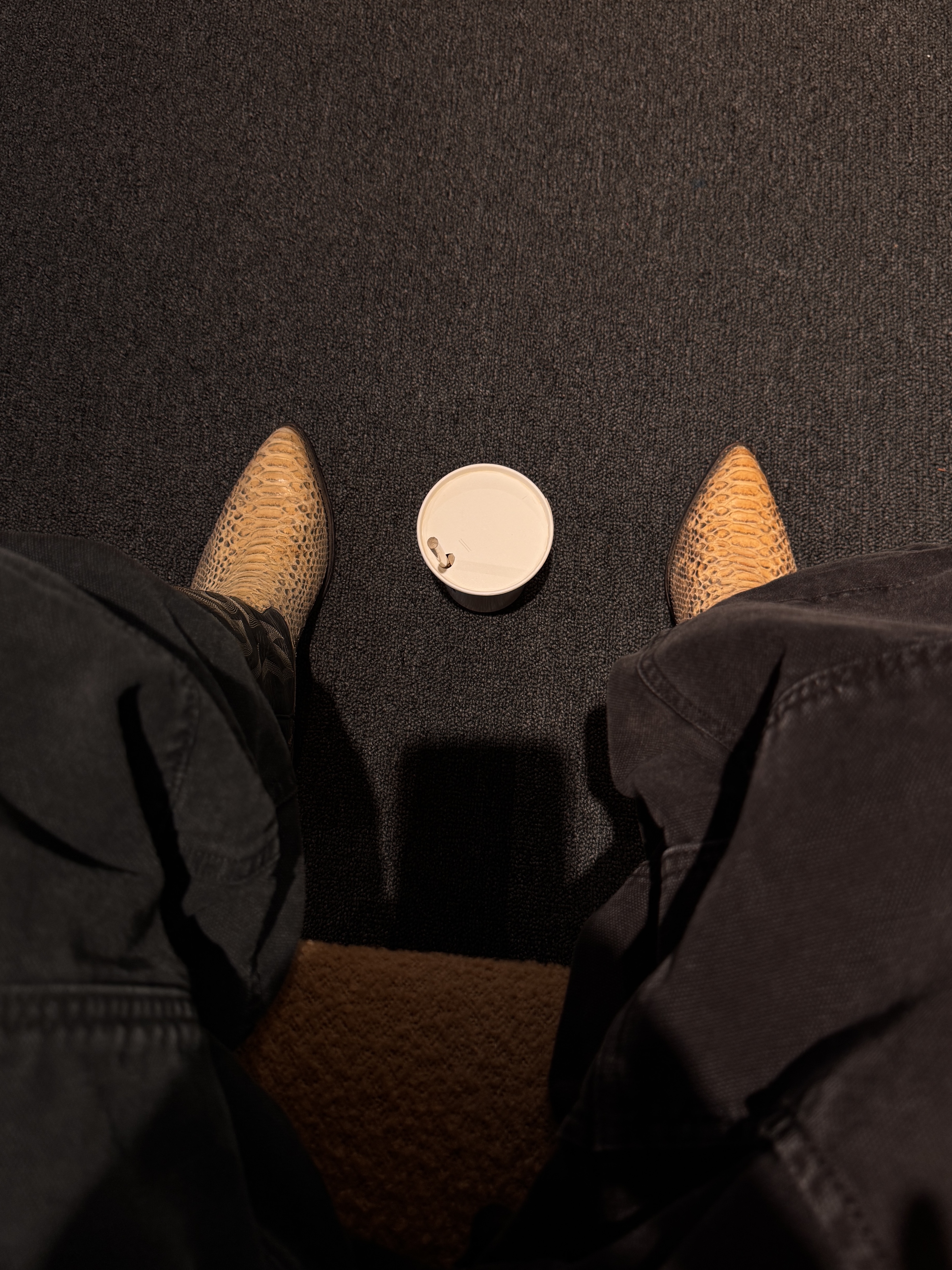 Oofos x Undercover Clog Black, Nike Shox R4 Black and Metallic Silver 착용 스타일 - 8