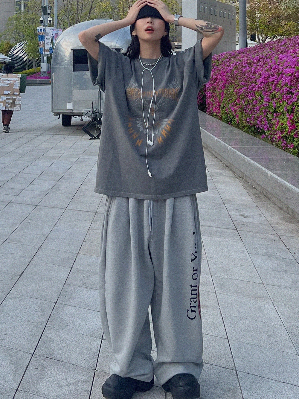 Crocs Stomp Clog Black 착용 스타일 - 1